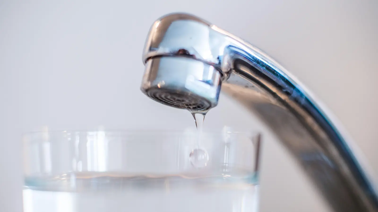 Für drei Stunden wird am Montag, 7. September, das Wasser in Garsdorf, Salleröd, Häuslöd und Waldhaus abgestellt.  (Symbolbild: Lino Mirgeler/dpa)