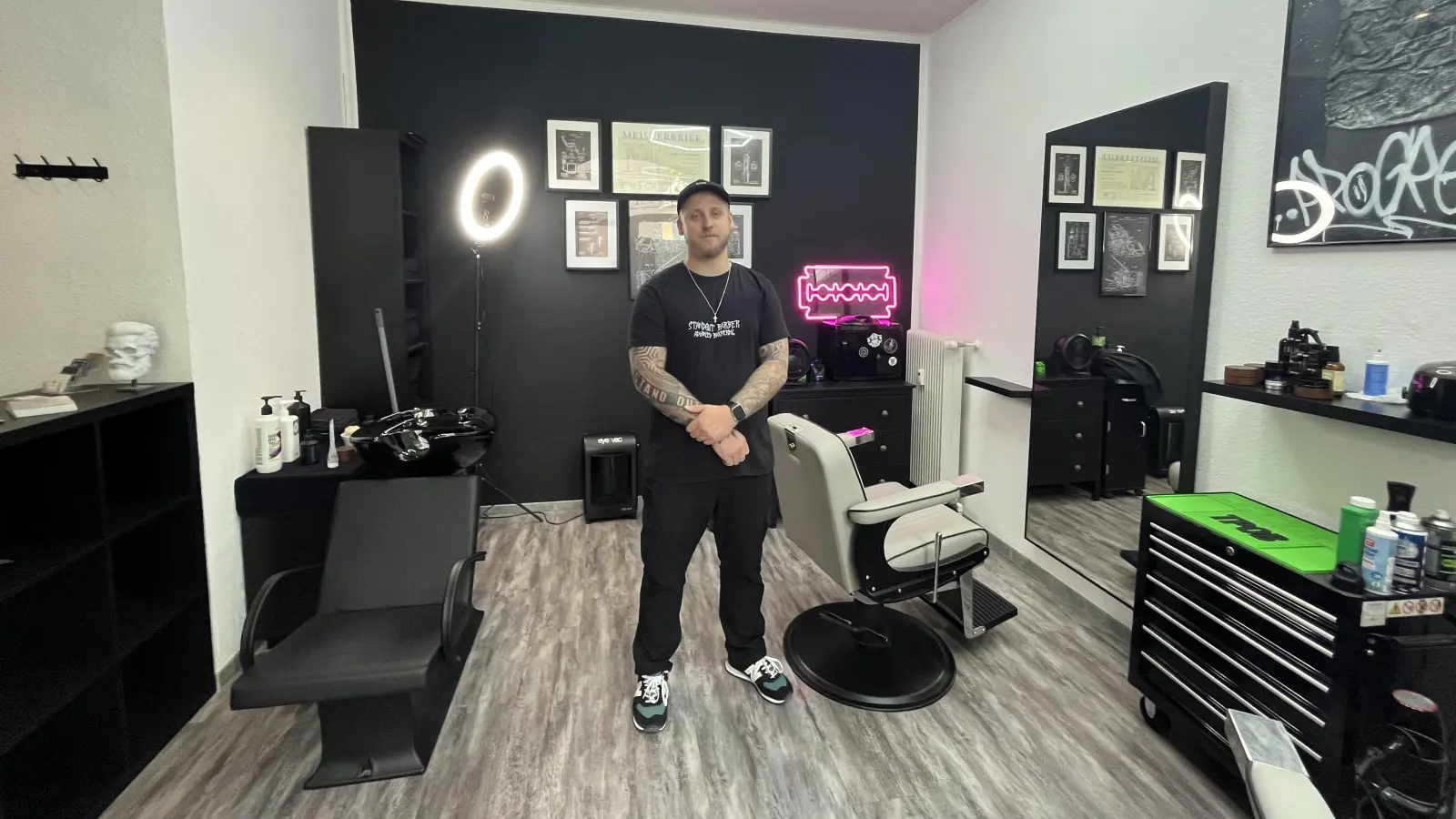Friseur-Meister Daniel Guttenberger gibt Tipps zum Barbershop-Besuch.  (Bild: ama)