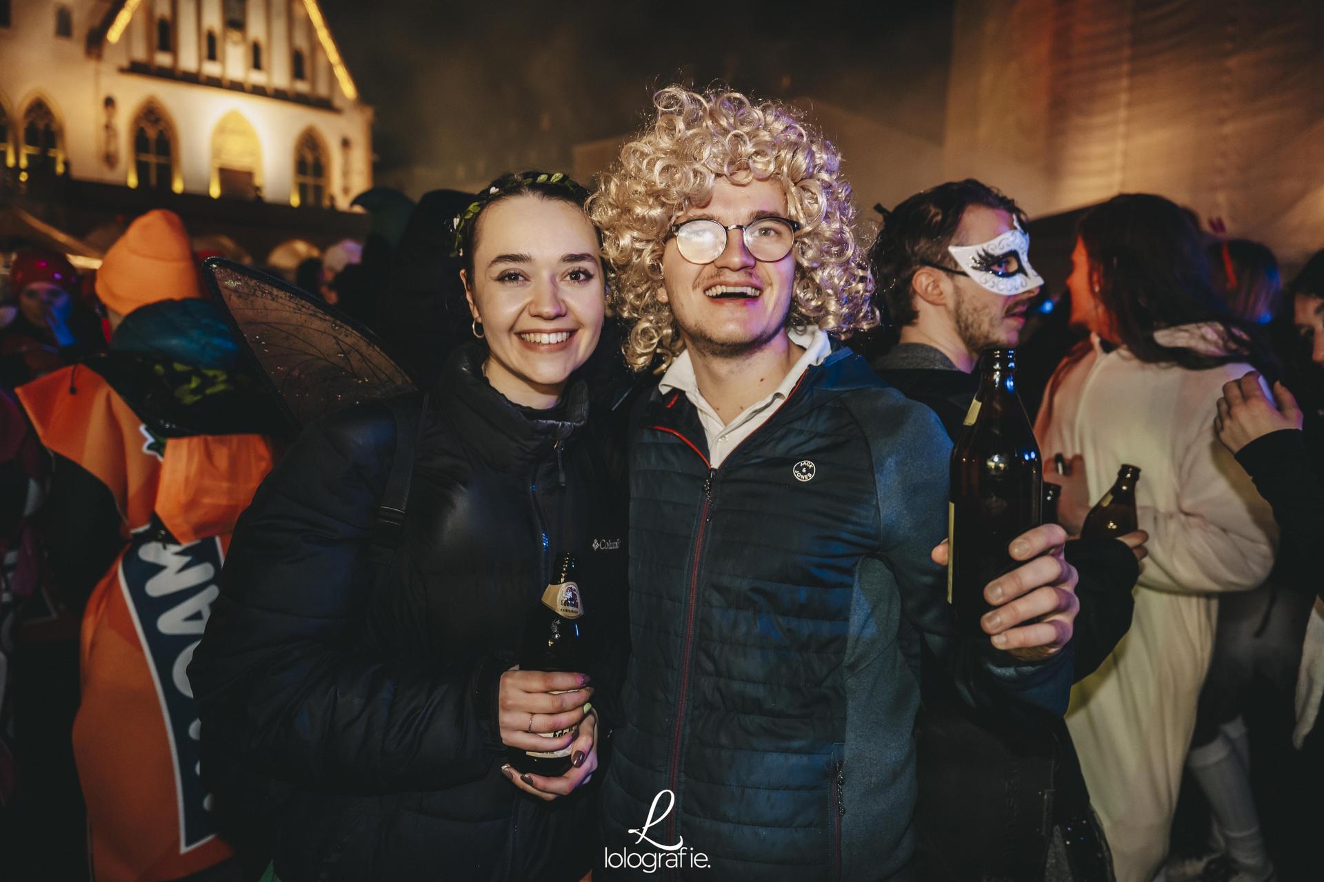 Hexennacht in Amberg. Die Fotos vom Weiberfasching am Marktplatz, exklusiv auf Amberg24.de (Bild: Lolografie)