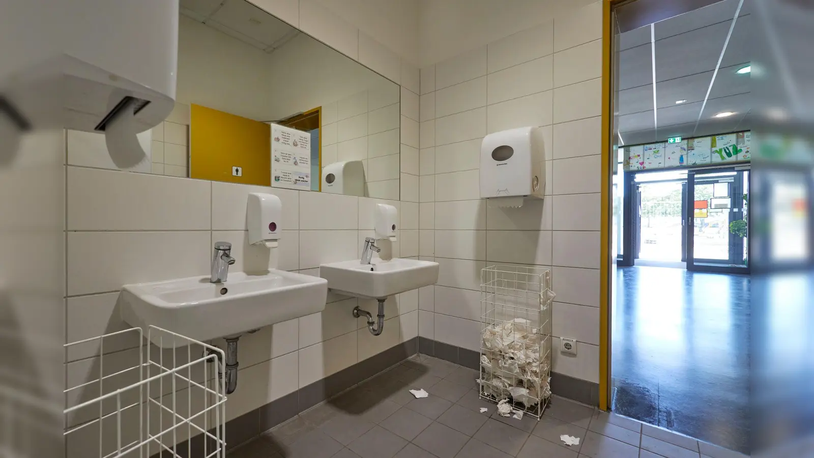 Viele Schülerinnen und Schüler in Deutschland berichten von schlechter Hygiene in den Schultoiletten, das zeigt eine aktuelle Umfrage. (Bild: Jörg Carstensen/dpa)