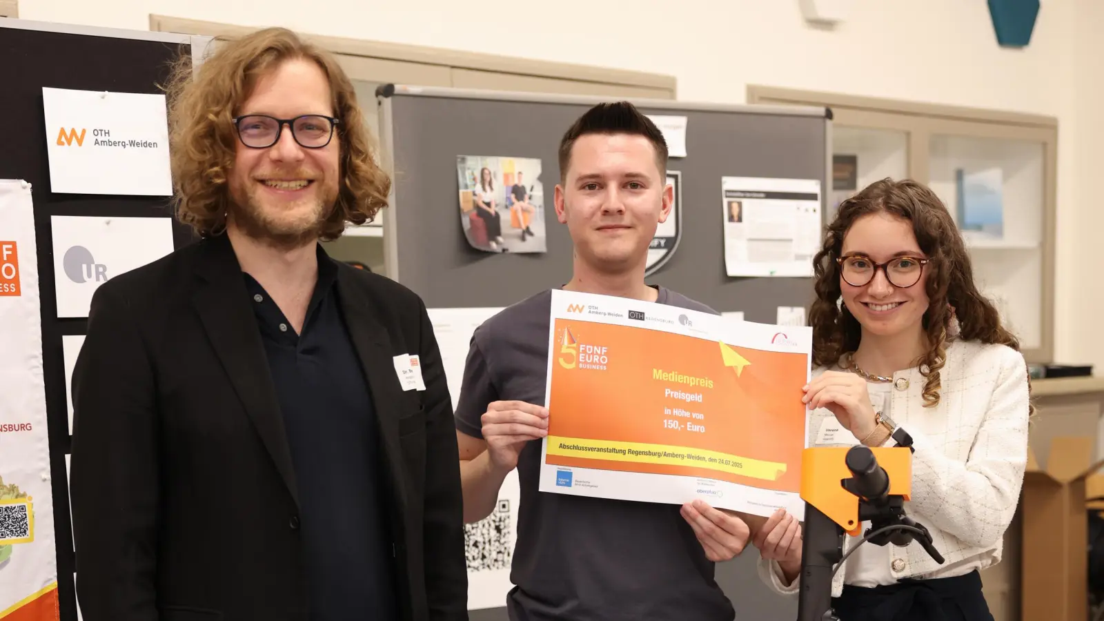 Das Team Guardify erhält den von Oberpfalz-Medien gesponserten Medienpreis für seine starke öffentliche Präsenz und gelungene Kommunikation im Rahmen des 5-Euro-Business-Wettbewerbs.  (Bild: Erich Malter)