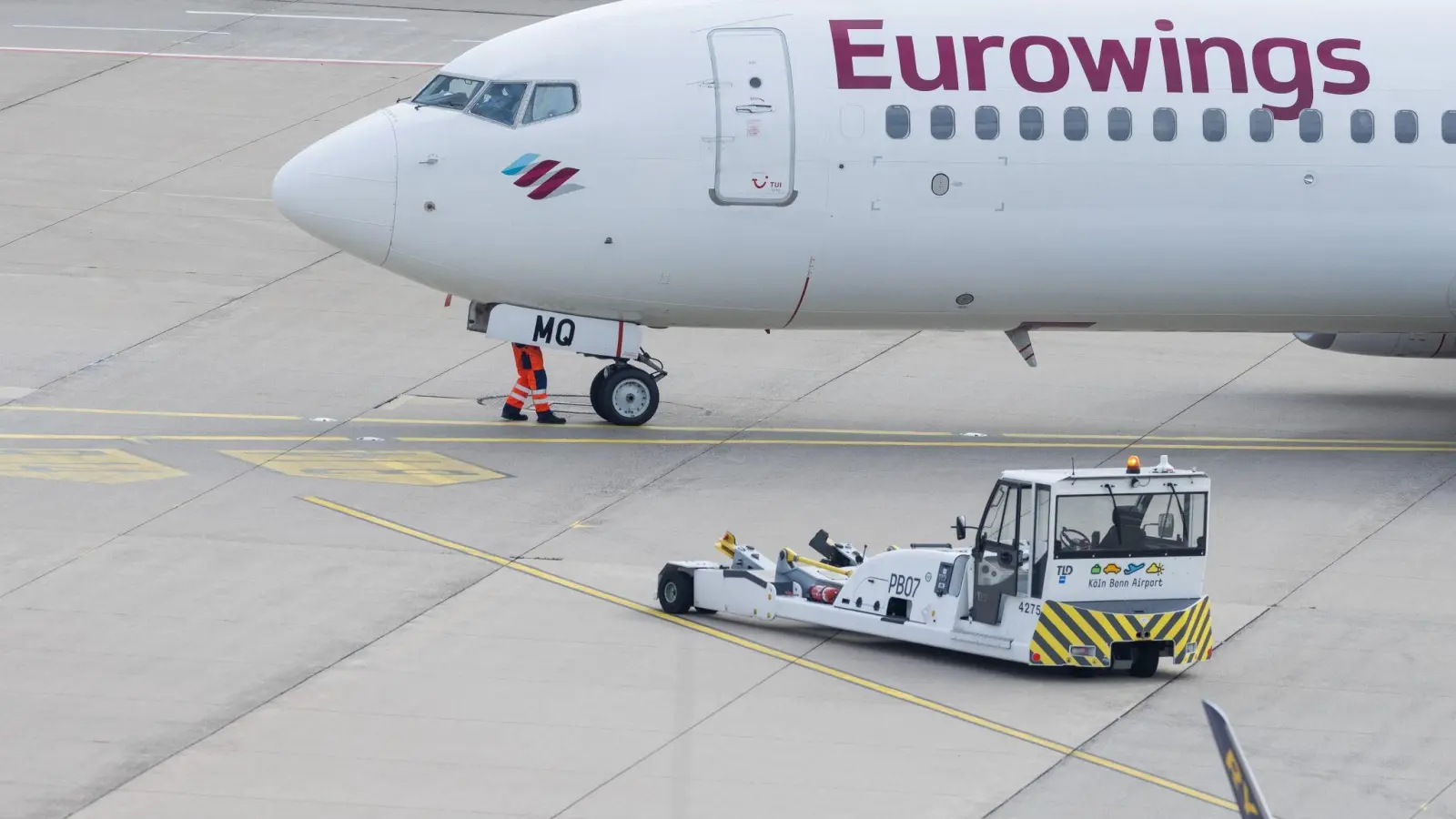 Symbolbild - Ein Flugzeug von Eurowings wird am Flughafen Köln/Bonn für den Start fertig gemacht. (Bild: Rolf Vennenbernd/dpa)