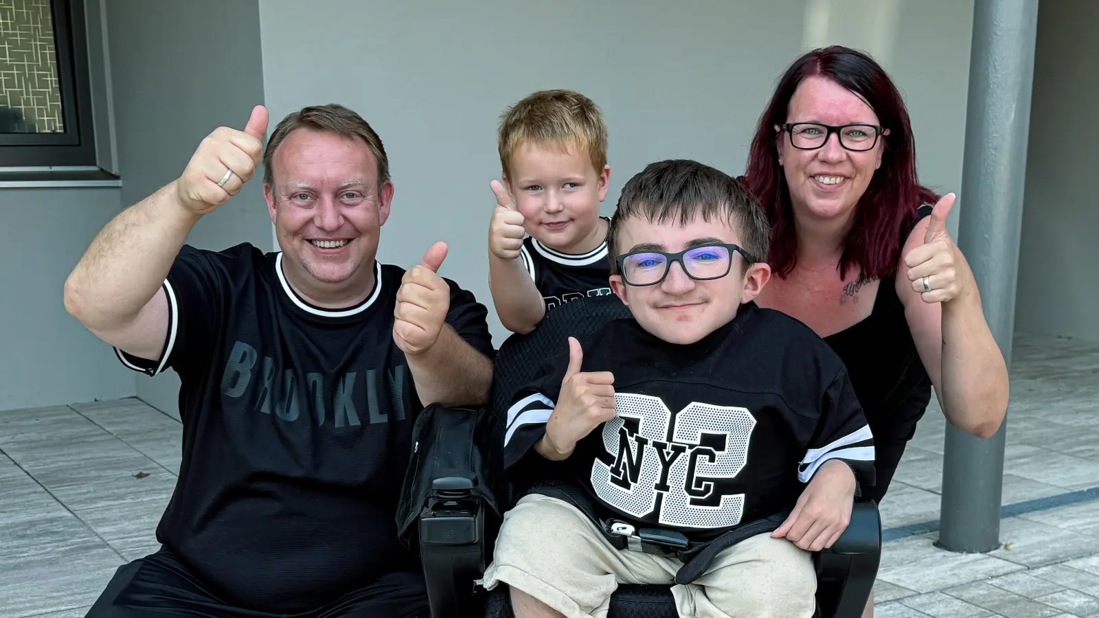 Daumen hoch für die Spender, die zur Finanzierung des rollstuhlgerechten Autos beigetragen haben: Luca, seine Mama Andrea, deren Mann Edi und Lucas vierjähriger Bruder sind total überwältigt von der enormen Hilfsbereitschaft.  (Bild: Stephan Huber)