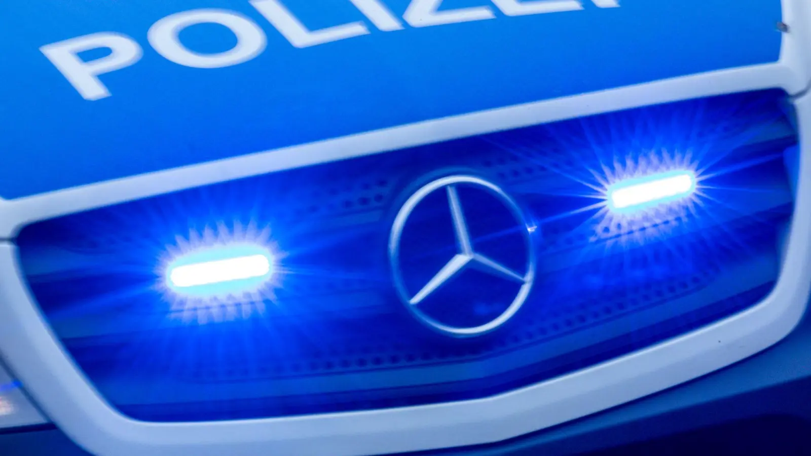 In Amberg wird ein geparktes Auto beschädigt. Der Verursacher flüchtet. Die Polizei sucht Zeugen. (Bild: Jens Büttner/dpa)