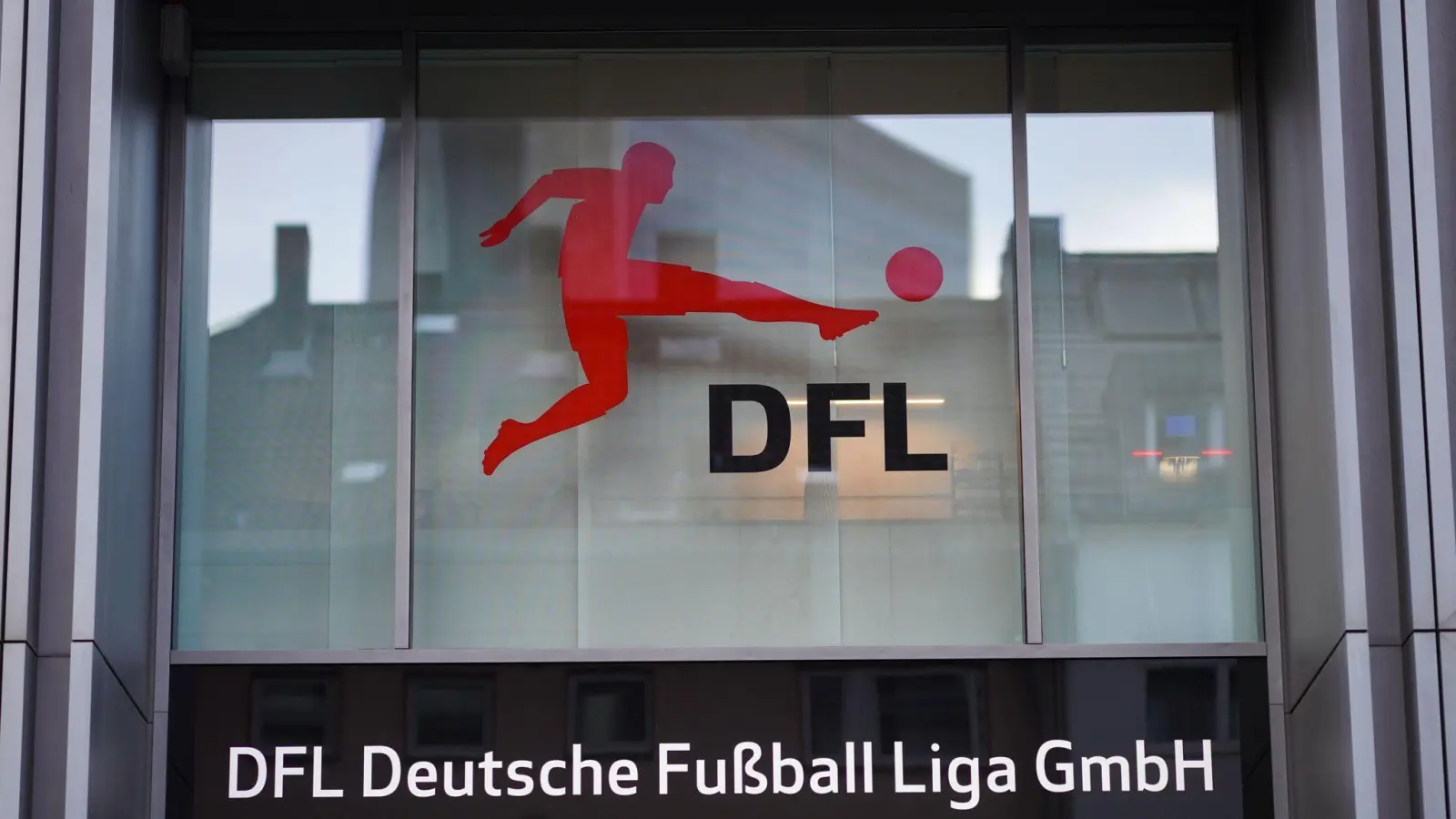 Ab 2025 soll es mehr Bundesliga-Spiele am Sonntagabend geben. (Bild: Frank Rumpenhorst/dpa)