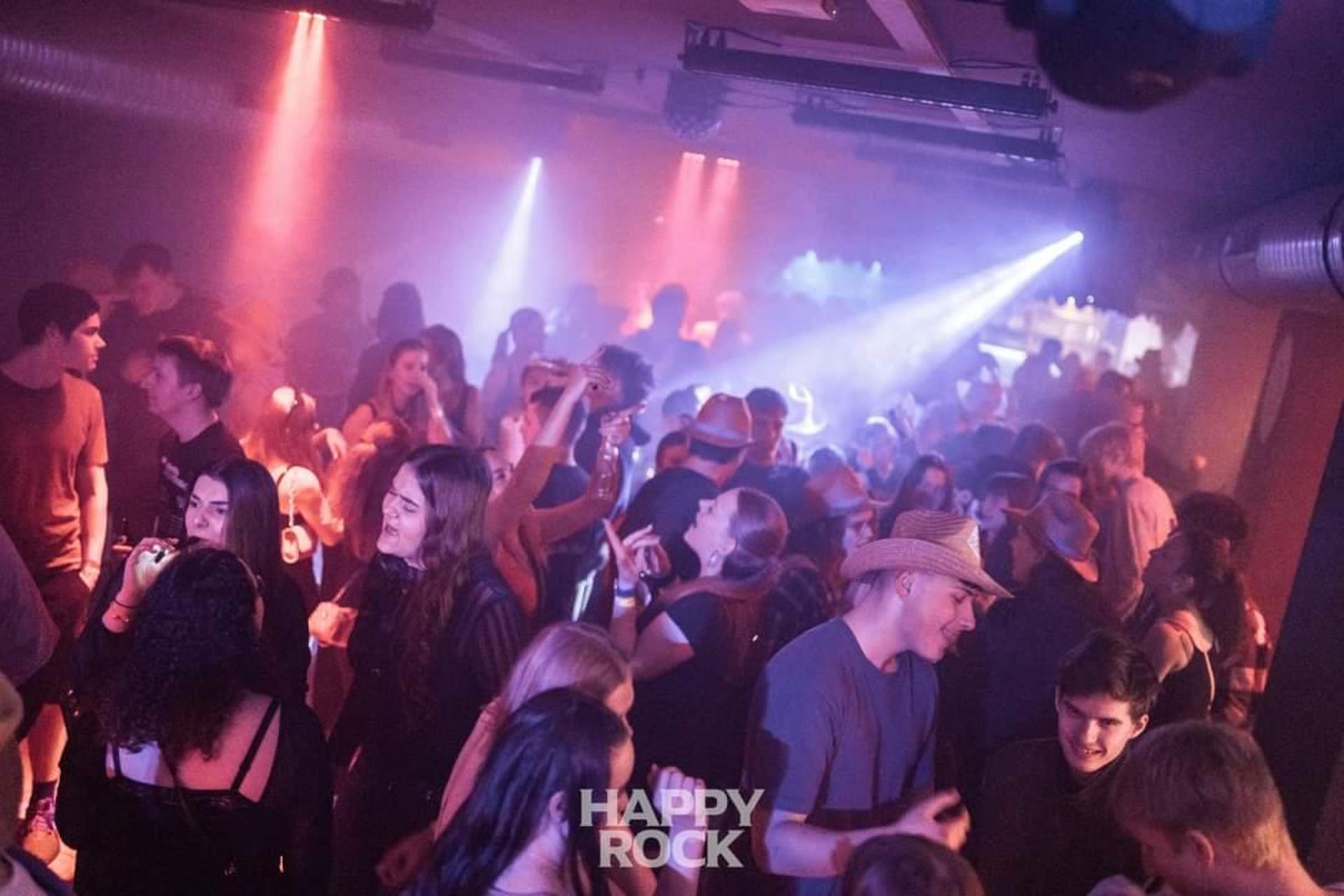 Kinkerlitzchen im Happy Rock. Feiern ab 16 bis die Wolken wieder lila sind dank Muttizettel! (Bild: Martin Sponsel)