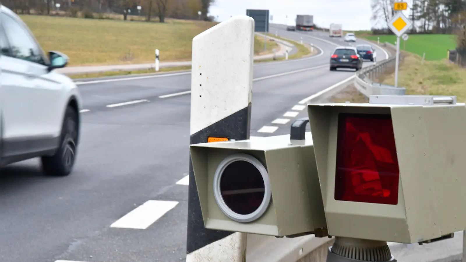 Die Verkehrspolizei Amberg misst die Geschwindigkeit vor der Grundschule Ursensollen. (Symbolbild: Petra Hartl)