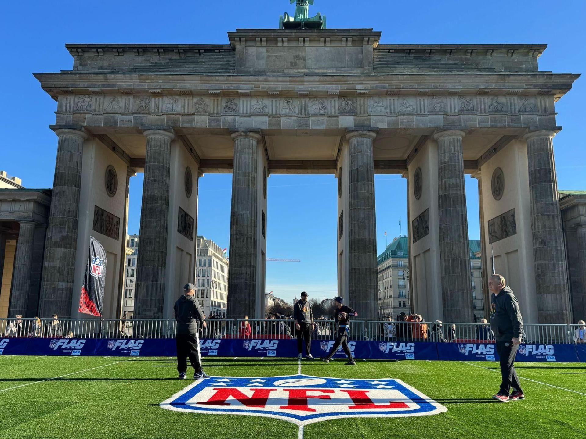 Am Brandenburger Tor ist ein Flag-Football-Field aufgebaut.  (Bild: Jordan Raza/dpa)