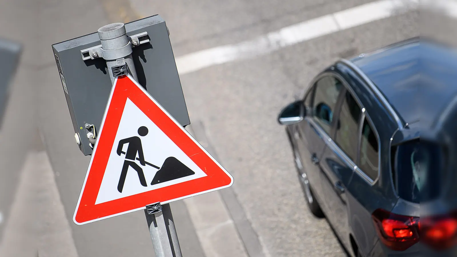 Ein Auto steht neben einem Baustellenschild. Im Industriegebiet Nord im Straßenbereich des Amberger Wertstoffhofs (August-Borsig-Straße/Max-Planck-Straße) kommt es zu Verkehrsbehinderungen. (Symbolbild: Sebastian Gollnow)