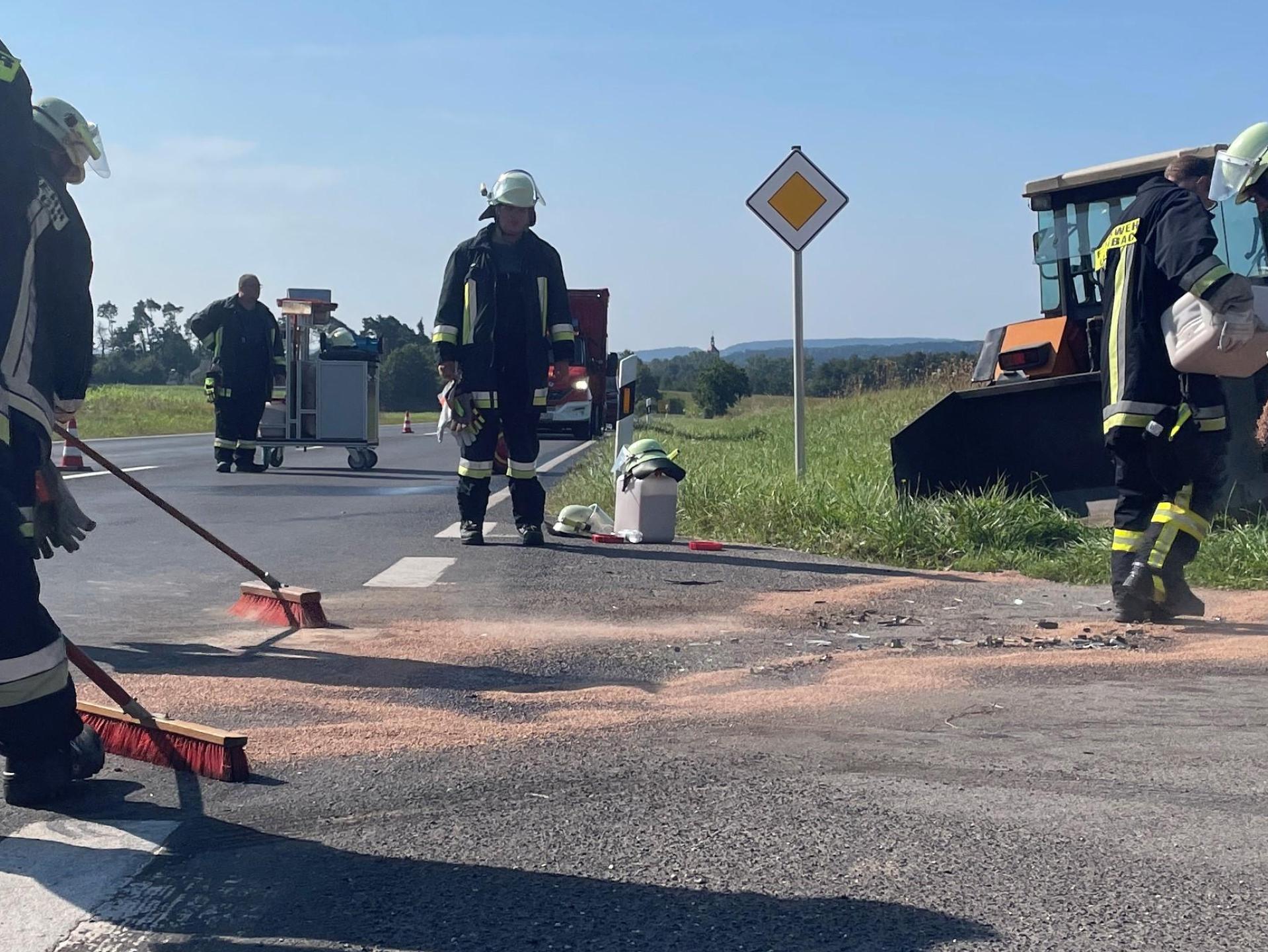 Die Feuerwehrleute kehrten das Bindemittel von der Fahrbahn, bevor sie die Staatsstraße wieder für den Verkehr freigaben.  (Bild: Nils Ganzmann )