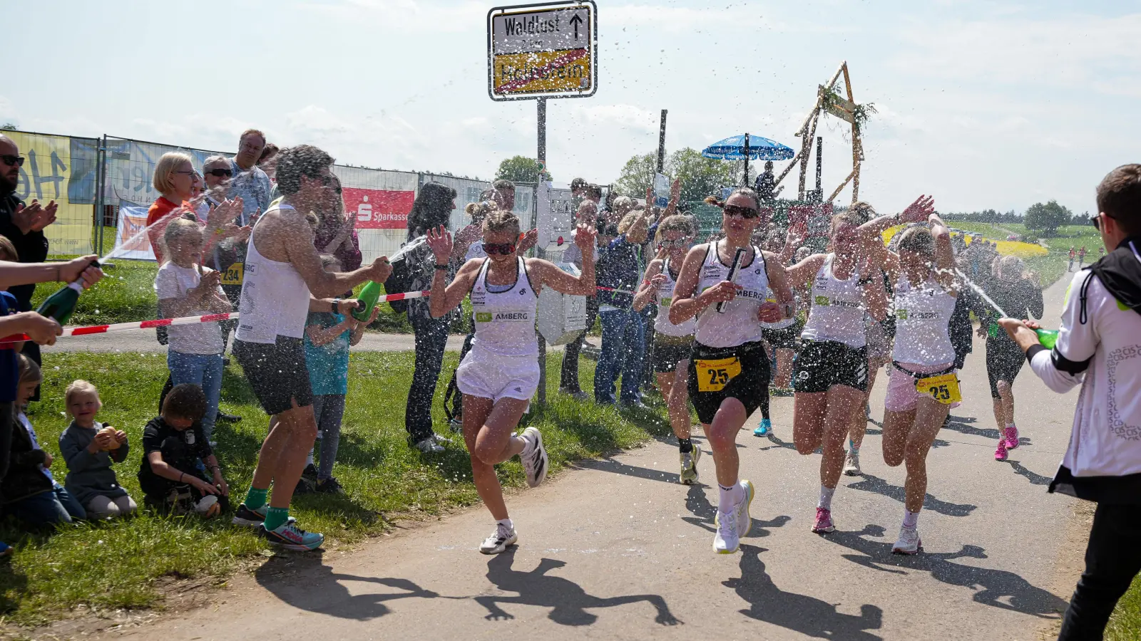 Beim Landkreislauf Amberg-Sulzbach haben die CIS Frauen gewonnen - und zwar zum 32. Mal in Folge. (Bild: Stephan Huber)