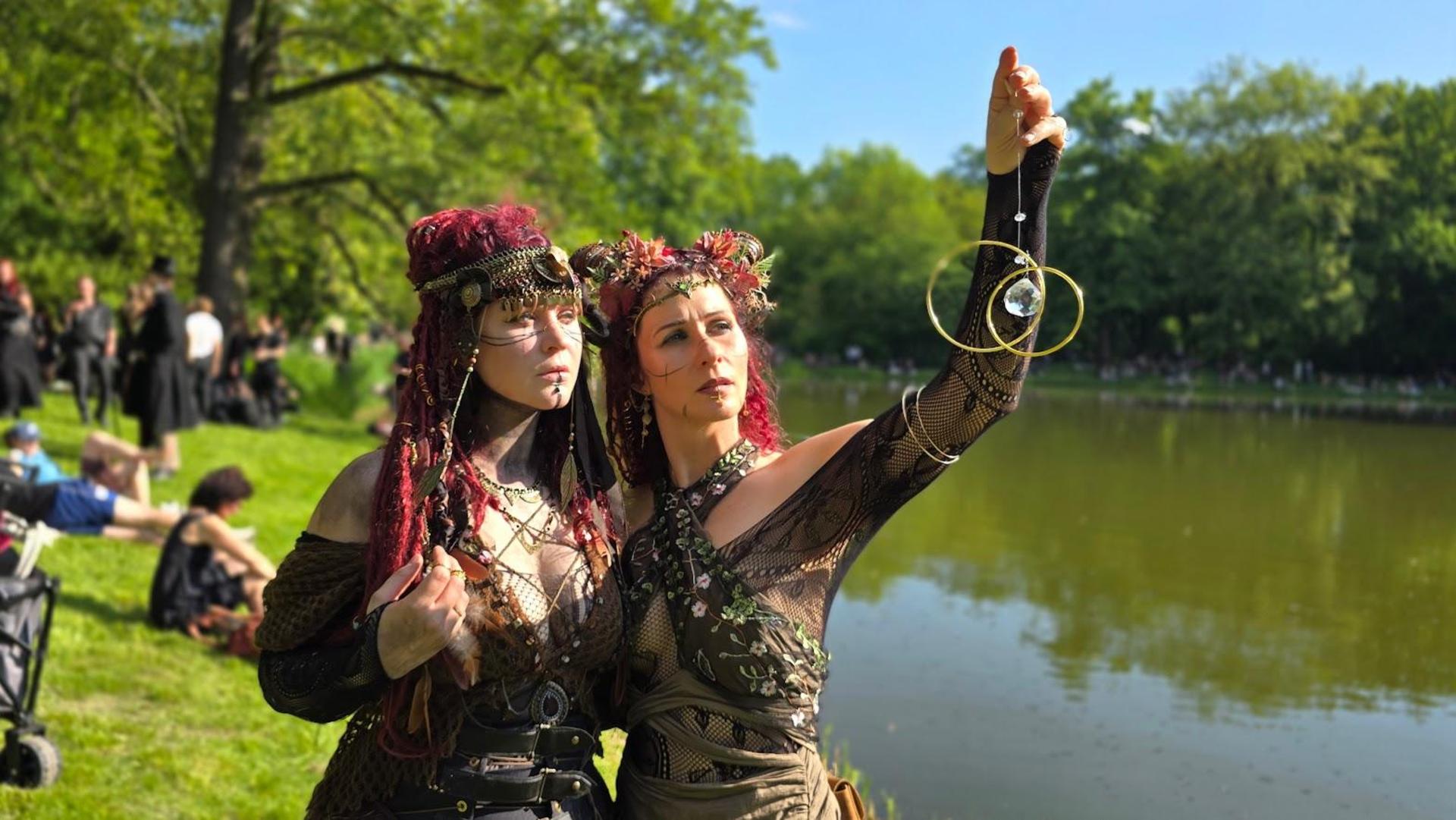 Das viktorianische Picknick beim Wave-Gotik-Treffen in Leipzig begeisterte die Besucher. (Bild: Richard Kirschner)