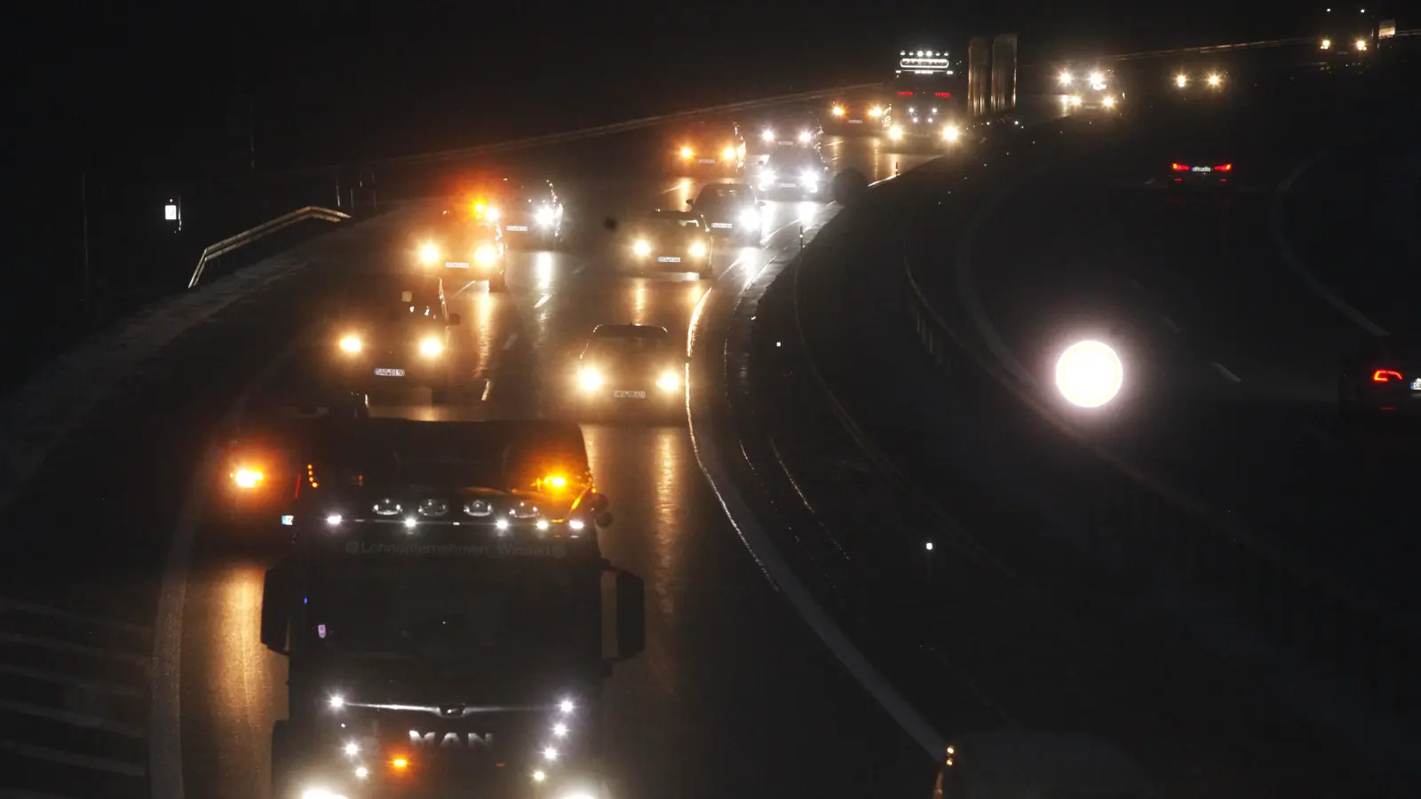 200 Fahrzeuge beteiligen sich am Montagmorgen bei einer Protestfahrt auf der A93 im Landkreis Schwandorf. (Bild: Hirsch)