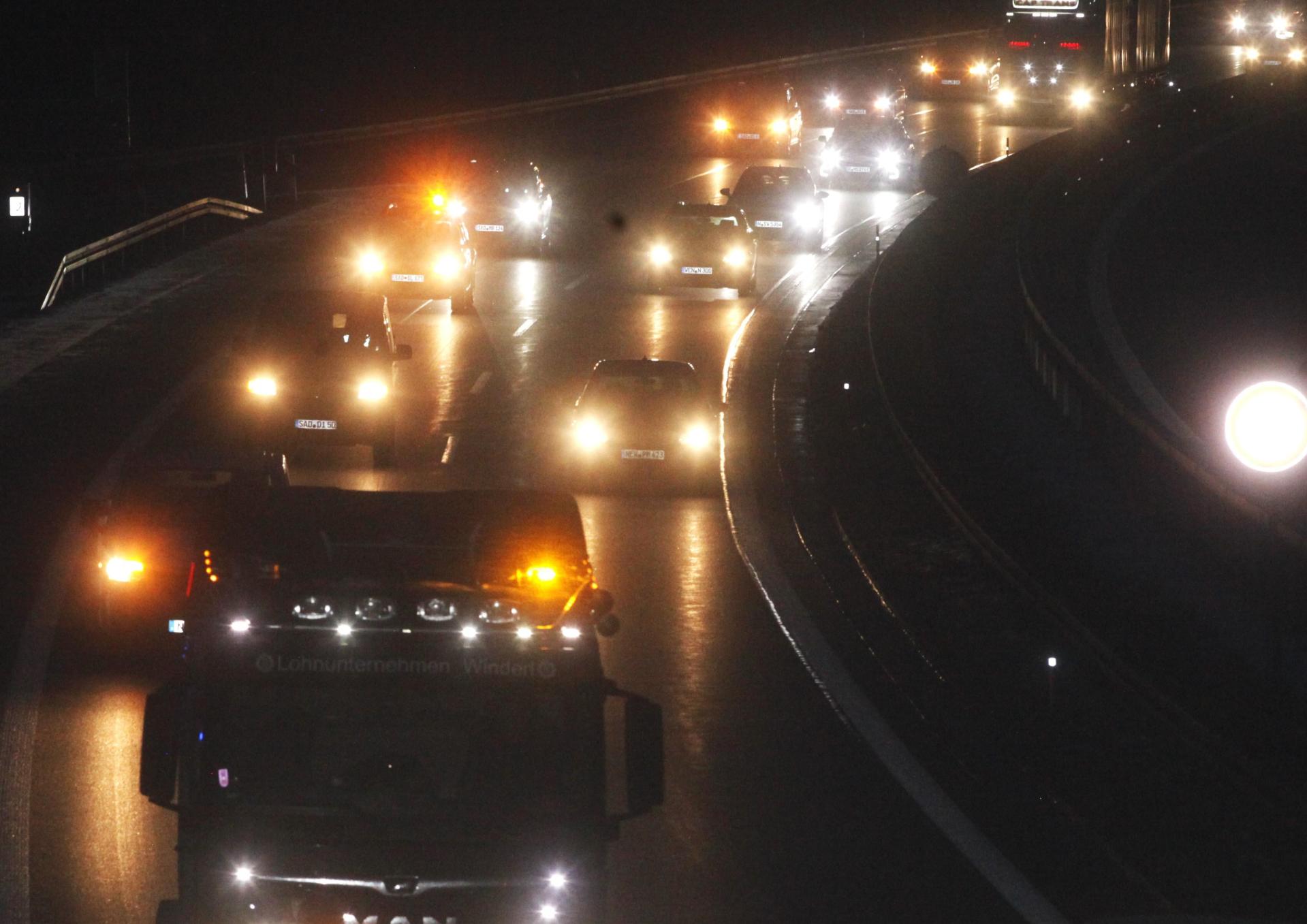 200 Fahrzeuge beteiligen sich am Montagmorgen bei einer Protestfahrt auf der A93 im Landkreis Schwandorf. (Bild: Hirsch)