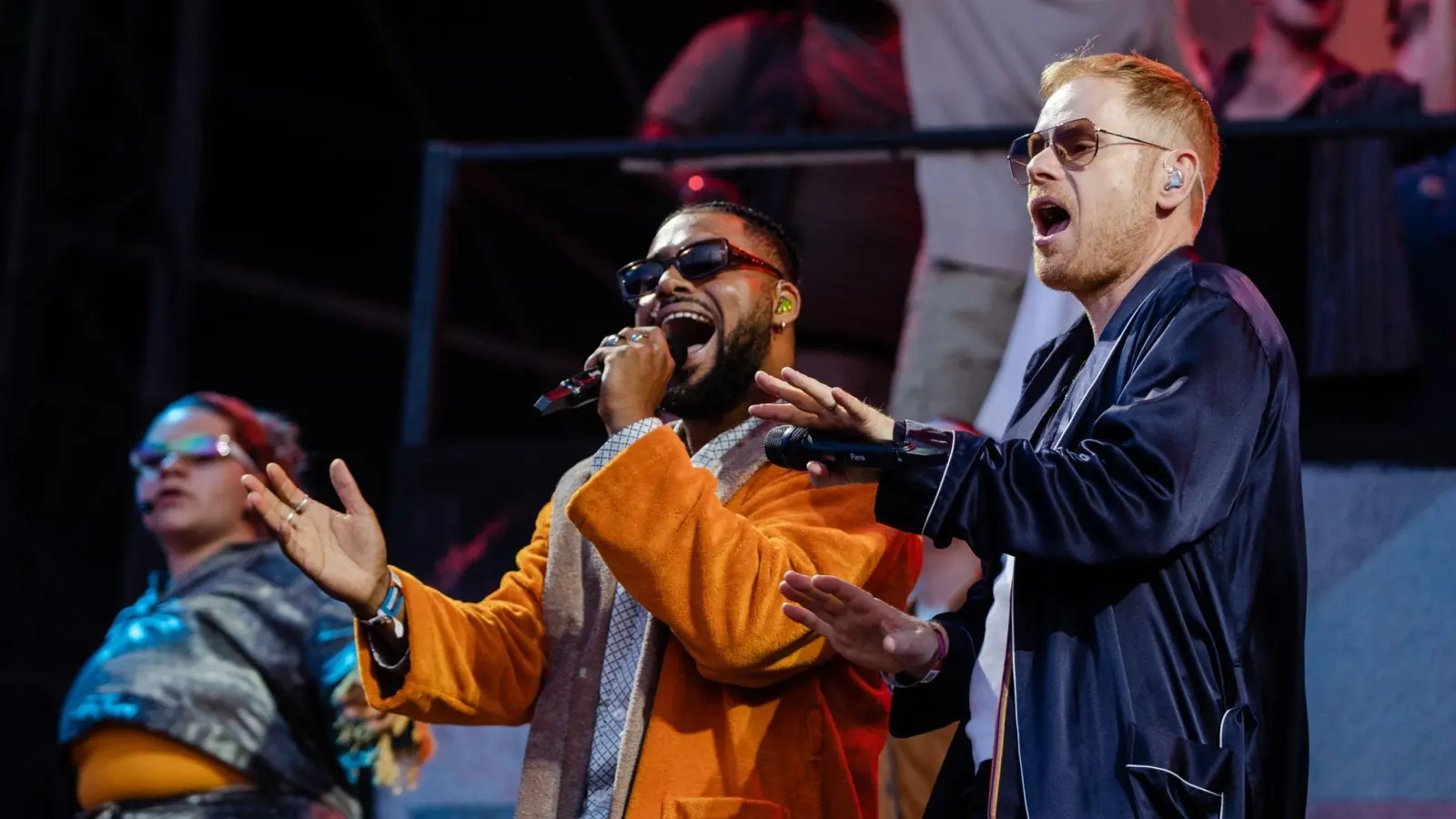 Peter Fox (r) mit Benji Asare auf dem Southside Festival (Archivbild). (Bild: Christoph Schmidt/dpa)