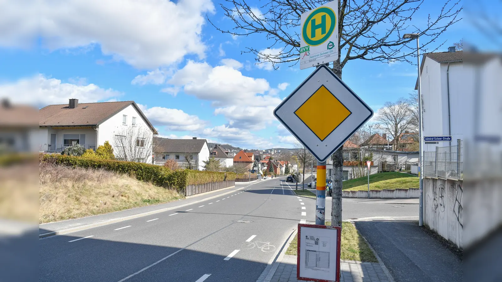 Weil die Bus-Linie 403 wegen Bauarbeiten in der Köferinger Straße derzeit eine Umleitung über die Sebastianstraße fährt, bedient sie dort auch die Haltestelle in der Admiral-Scheer-Straße (Bild) und der Zeppelinstraße. (Bild: Petra Hartl)