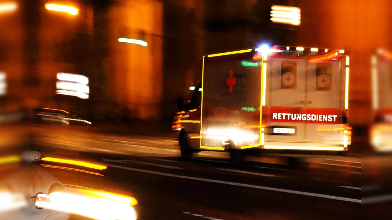 Über die Weihnachtsfeiertage leisteten die Rettungskräfte in Amberg und Weiden Hilfe bei medizinischen Notfällen – oder bei der Rettung von Tieren in winterlichen Notsituationen. (Bild: Nicolas Armer/dpa)