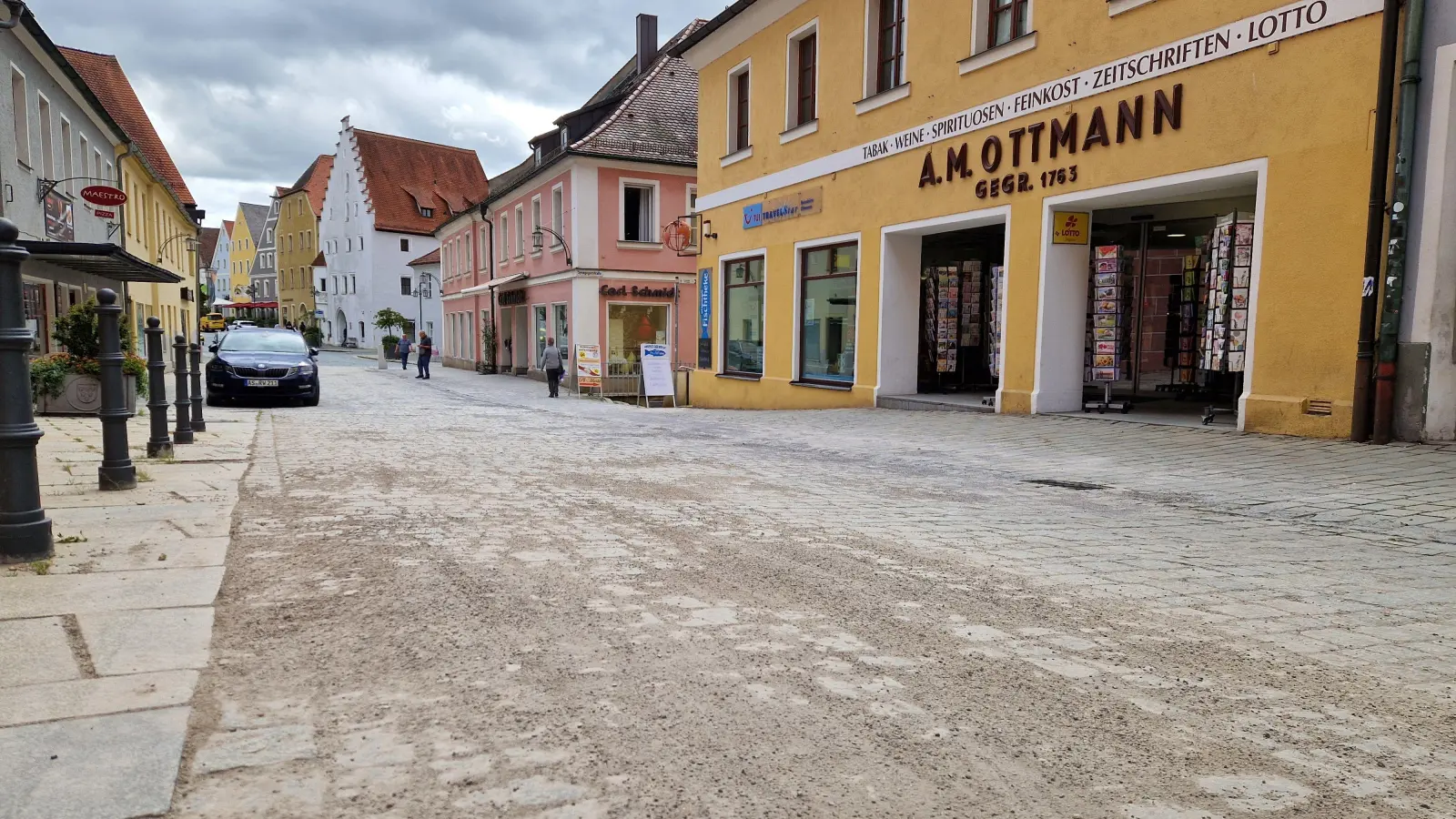 Sechs Wochen lang war die Altstadtdurchfahrt auf Höhe von Textilhaus Carl Schmidt und Genusswelt Ottmann gesperrt. Das spürte man – deutlich weniger Autos, deutlich weniger Kunden. Die Altstadt war viel ruhiger als sonst, wirkte teilweise ausgestorben. (Bild: Tobias Gräf)