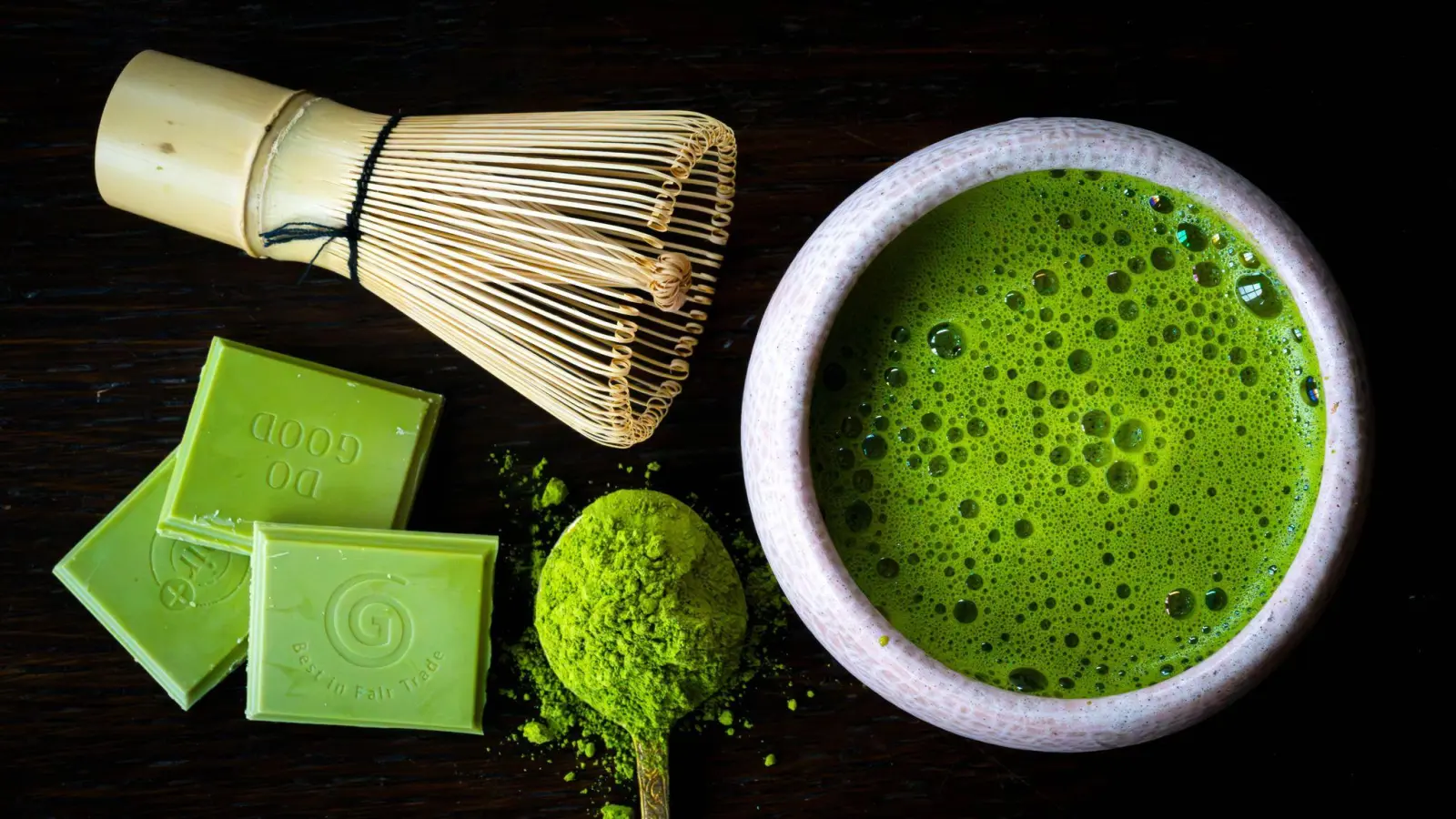 Grün leuchtender Matcha erlebt derzeit einen Hype.  (Bild: Sina Schuldt/dpa)