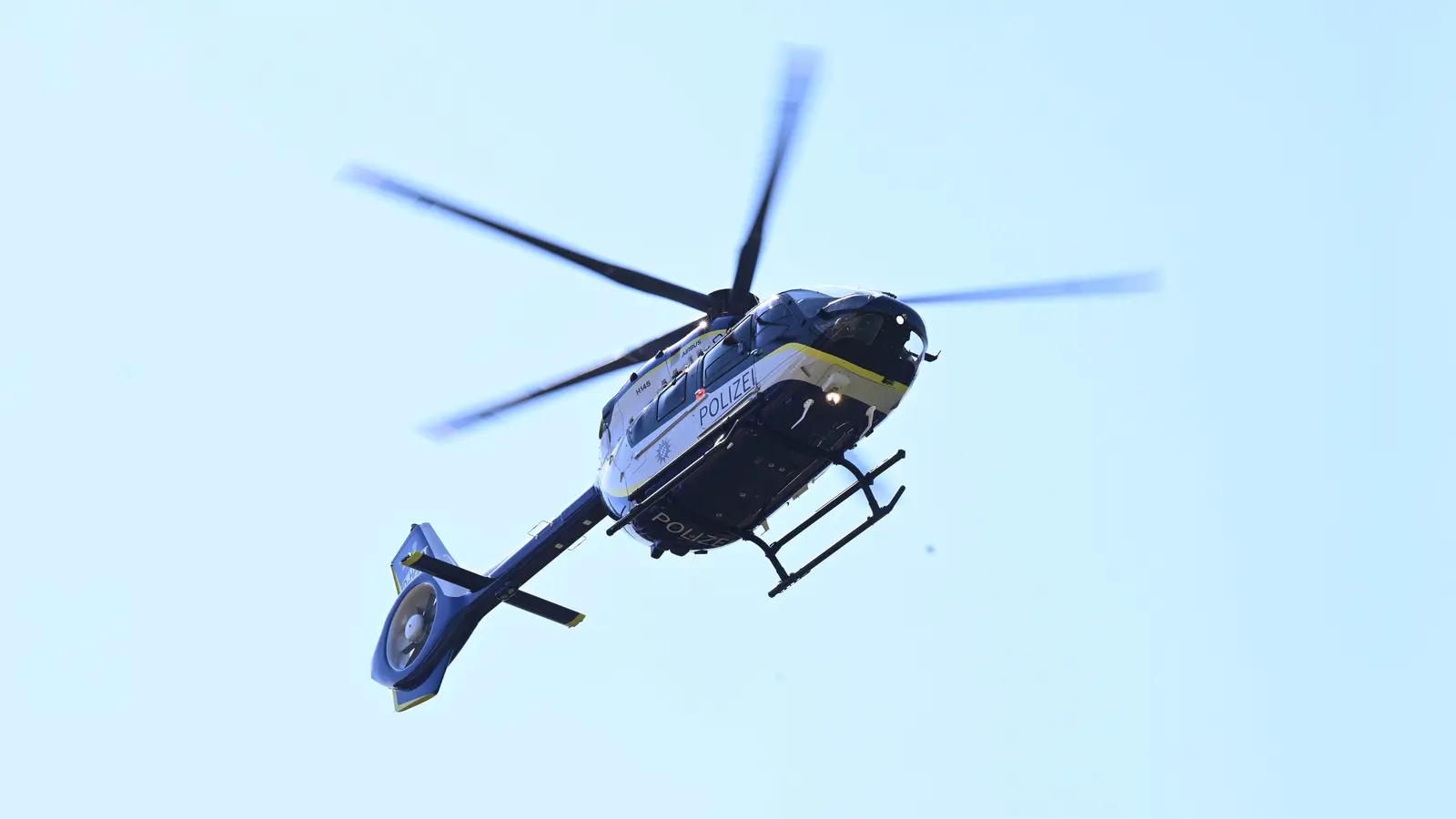 Die Polizei suchte mit einem Hubschrauber in Weiden nach einer vermissten Frau.  (Symbolbild: Felix Hörhager)