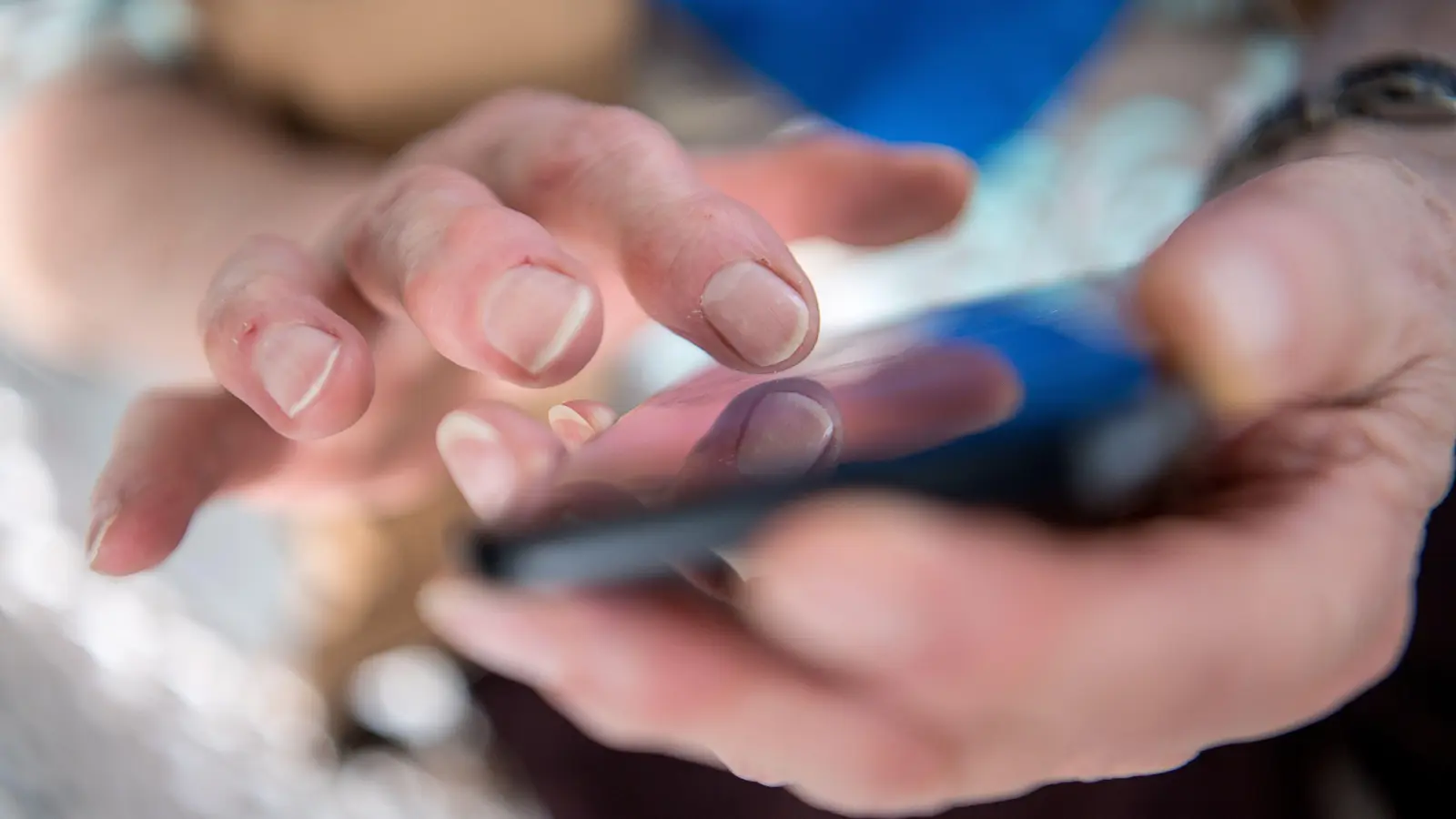 Erst tauschte ein 25-Jähriger mit einer ihm unbekannten Dame nur Nachrichten aus, später schickte er auch Bilder mit sexuellem Inhalt. Jetzt wird er erpresst.  (Symbolbild: Sebastian Gollnow/dpa)