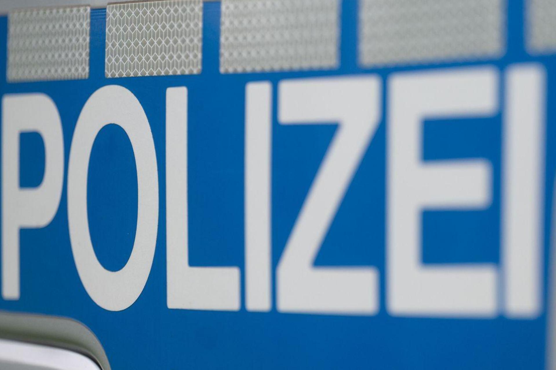 Die Polizei sorgte für Sicherheit bei der Versammlung in Nürnberg.  (Symbolbild: Marijan Murat/dpa)