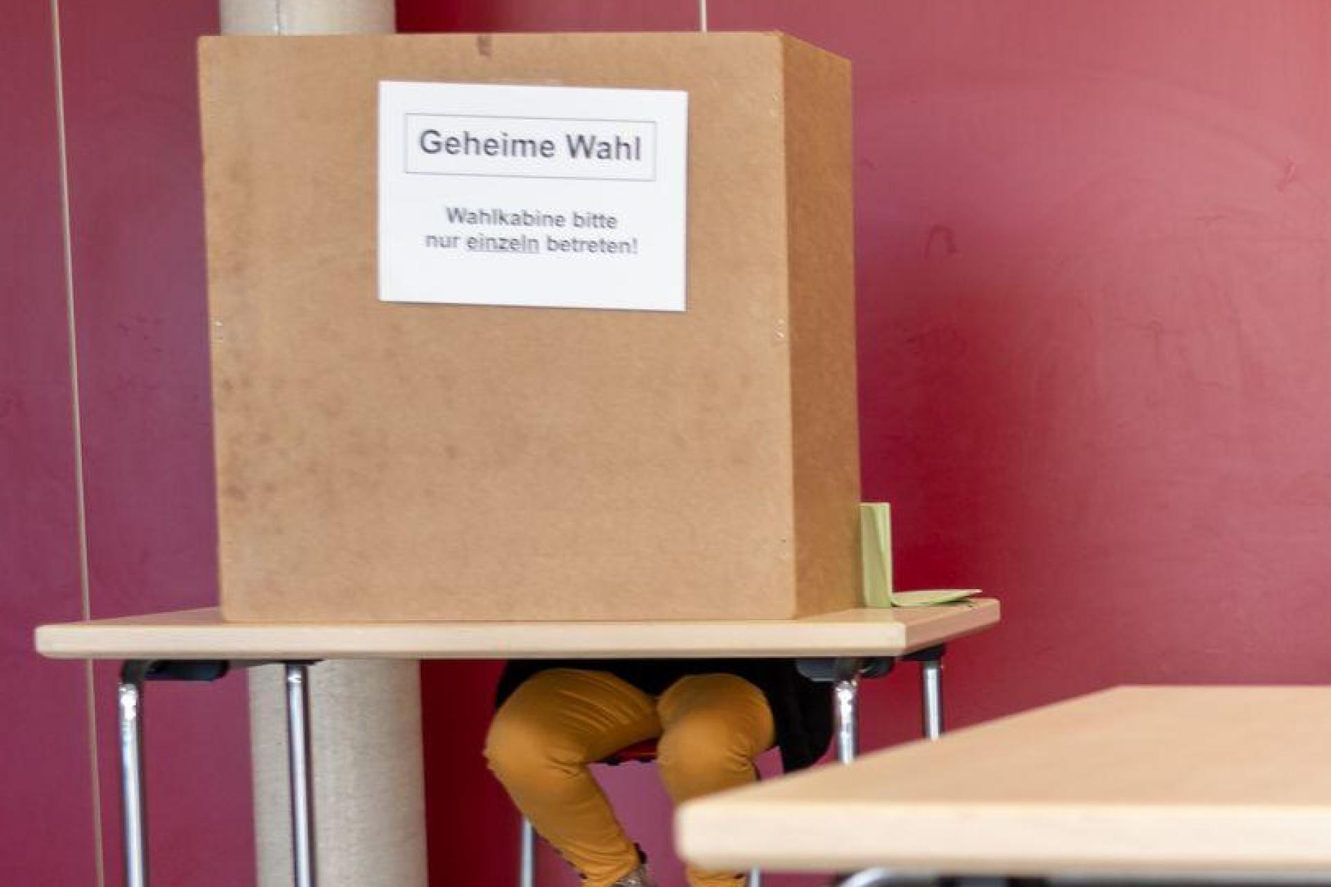 Die Kommunalwahl stößt auf Interesse. (Bild: Peter Kneffel/dpa)