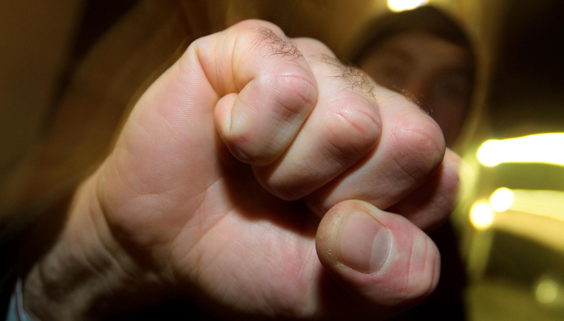 Ein Besucher der Köferinger Kirwa wird gegenüber dem Sicherheitspersonal handgreiflich. (Symbolbild: Karl-Josef Hildenbrand/dpa)