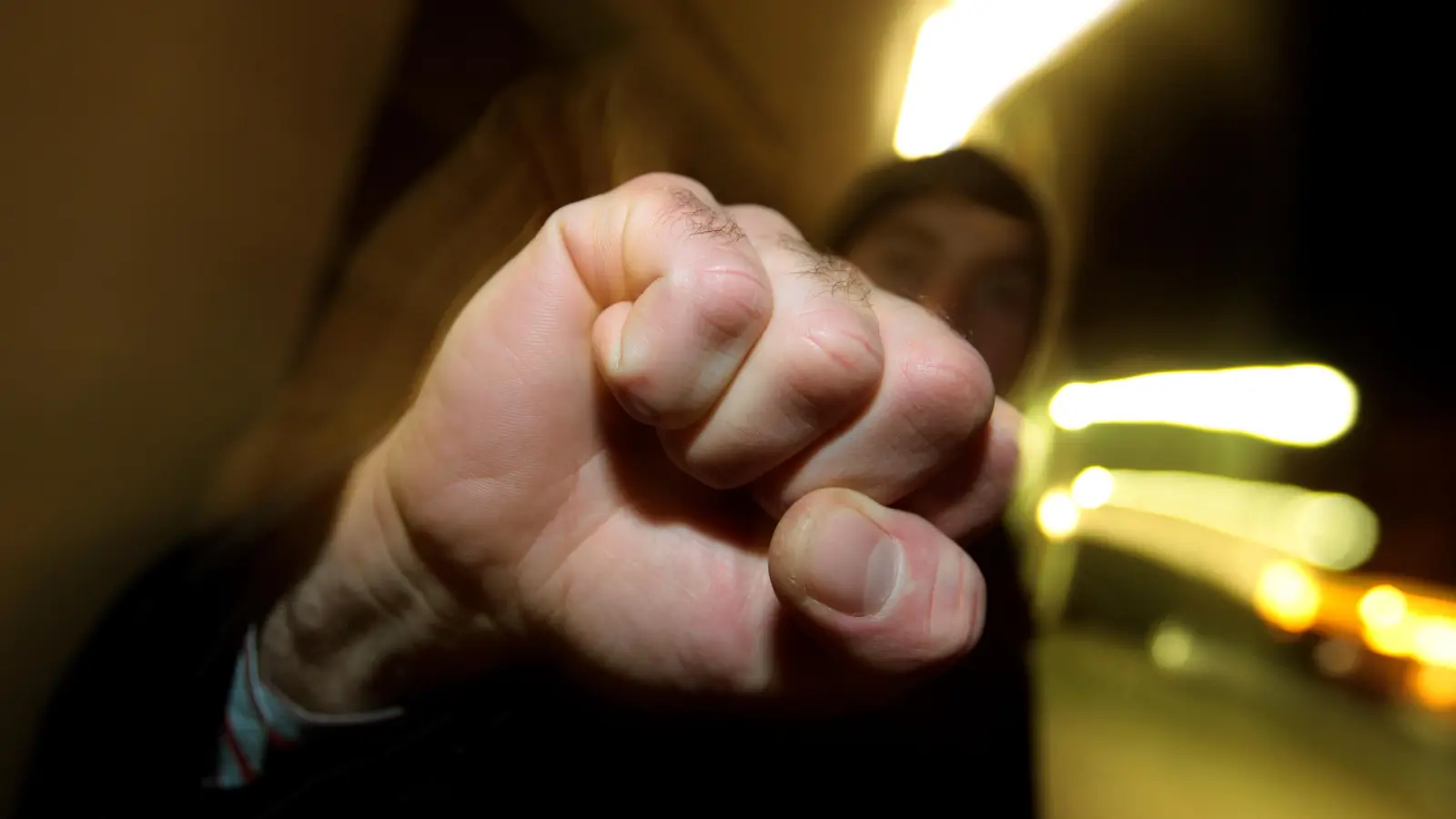 Ein Besucher der Köferinger Kirwa wird gegenüber dem Sicherheitspersonal handgreiflich. (Symbolbild: Karl-Josef Hildenbrand/dpa)