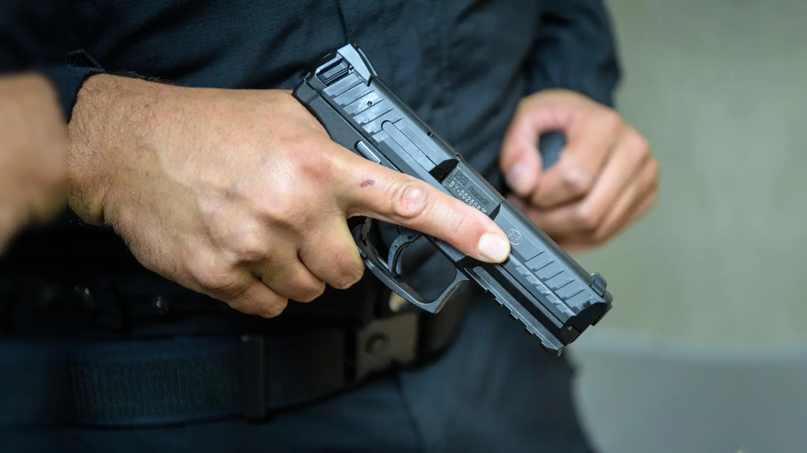 Ein Unbekannter hat am Ostersonntag ein Wettbüro in Schwandorf überfallen. (Symbolbild: Matthias Balk/dpa)