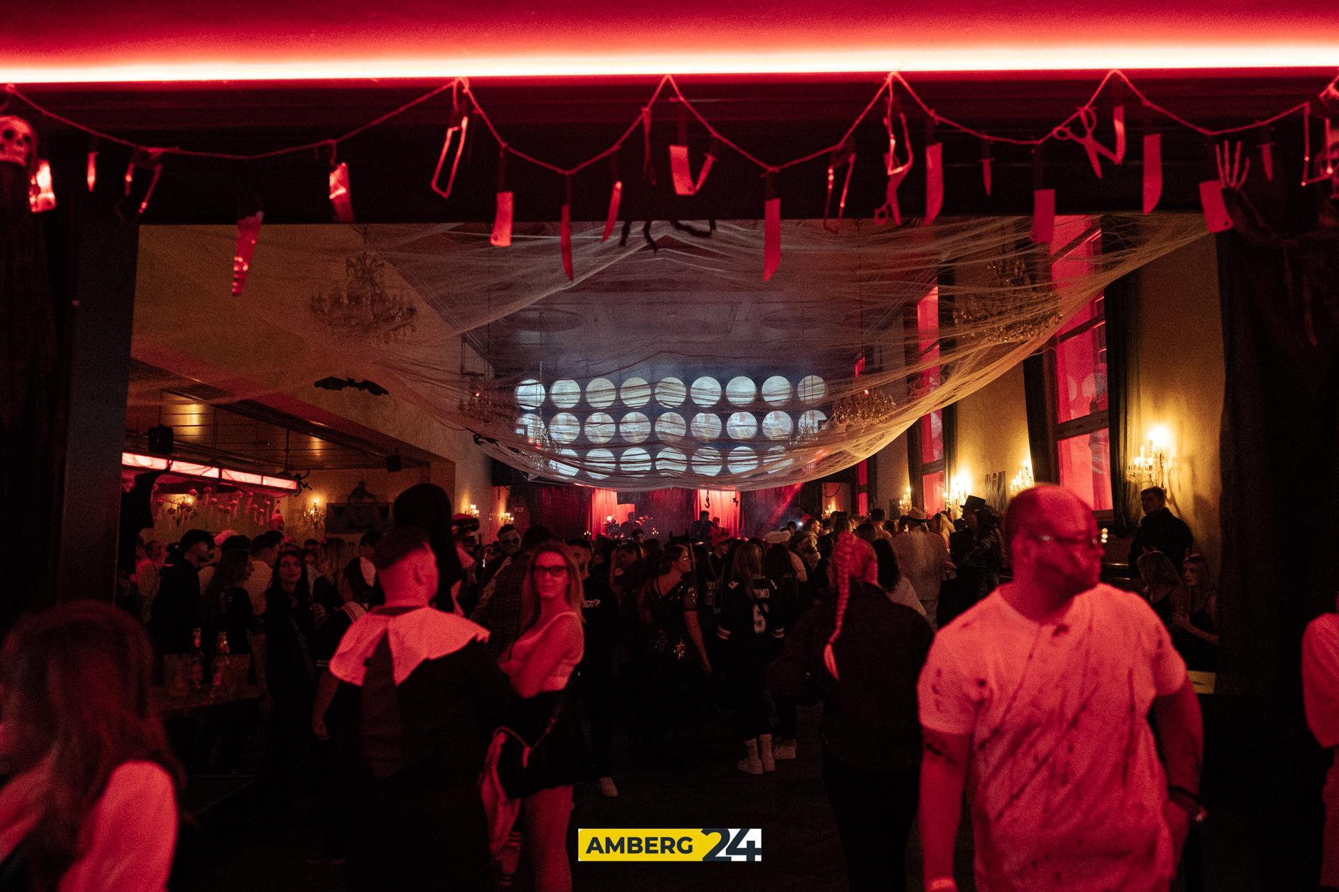 Das Casino hatte an Halloween geöffnet und ließ das Amberger Gruselkabinett feiern. (Bild: Justus Gregor)