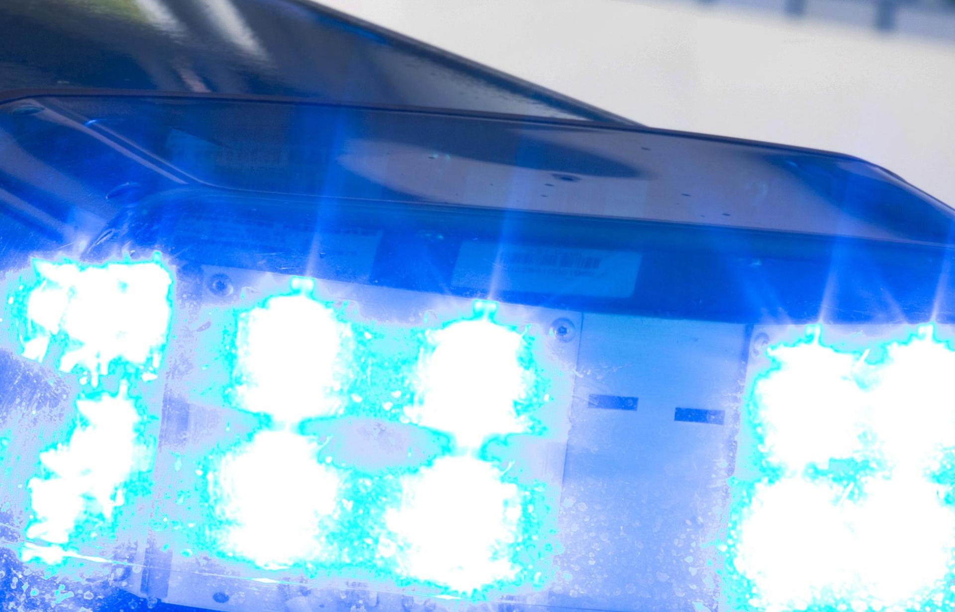 Weil ein Jugendlicher in Regenstauf mit einer schwarzen Spielzeugpistole unterwegs war, löste er einen Polizeieinsatz aus. Nun muss er sich wegen einer Ordnungswidrigkeit nach dem Waffengesetz verantworten. (Symbolbild: Friso Gentsch)