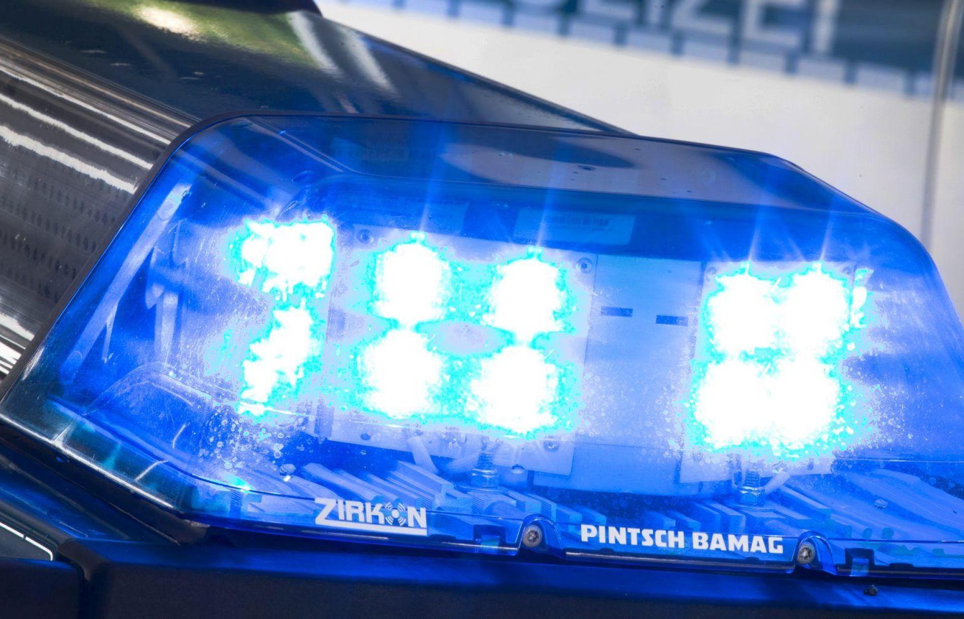 Nach einer Polizeikontrolle muss ein 19-Jähriger ohne seinen Roller nach Hause – ihm fehlten die richtigen Papiere und ein passendes Kennzeichen.  (Symbolbild: Friso Gentsch/dpa)