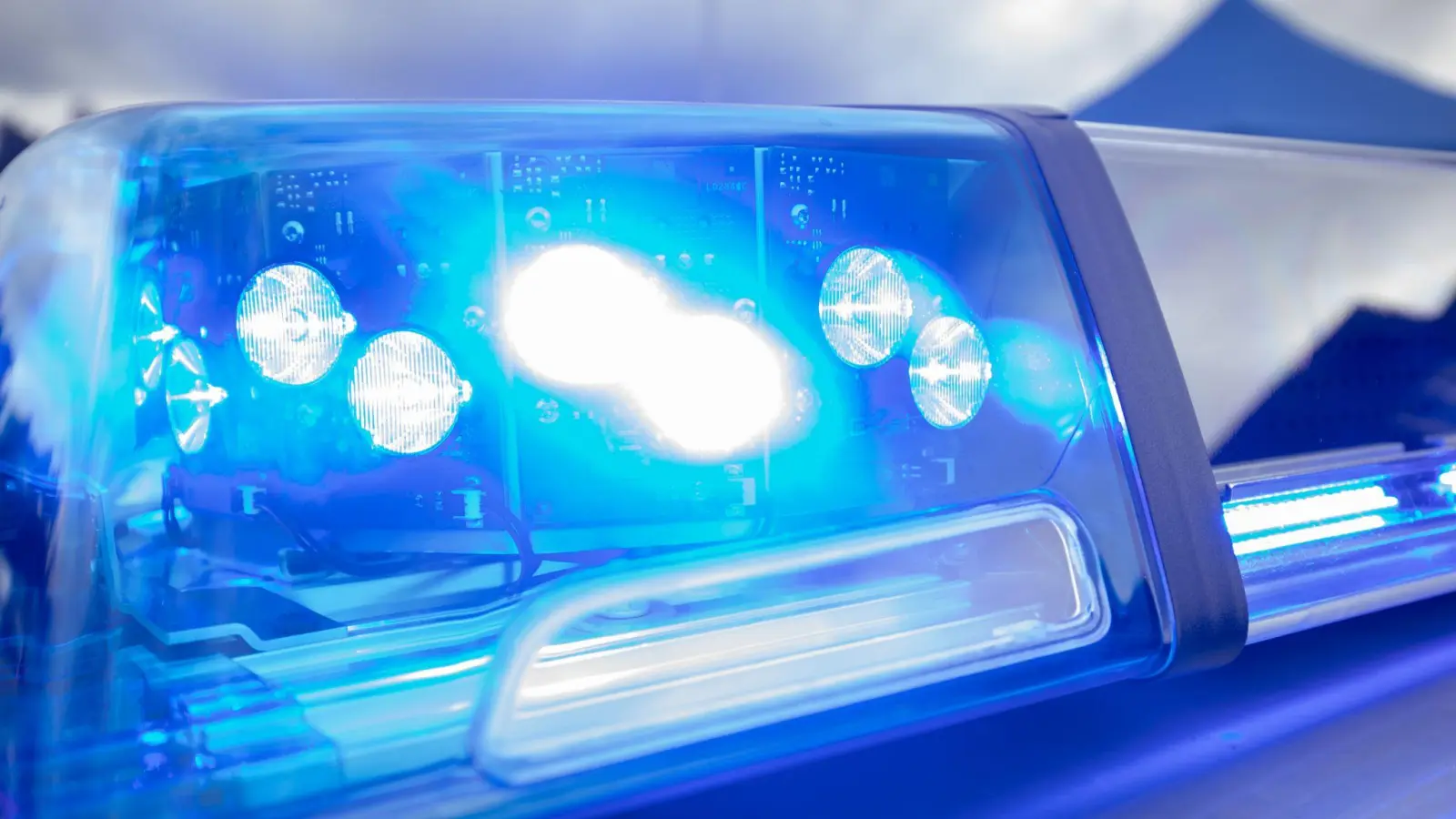 Eine Schlägerei auf einem Fest in Rieden führte am frühen Sonntagmorgen zu einem Polizeieinsatz. (Symbolbild: Daniel Karmann/dpa)