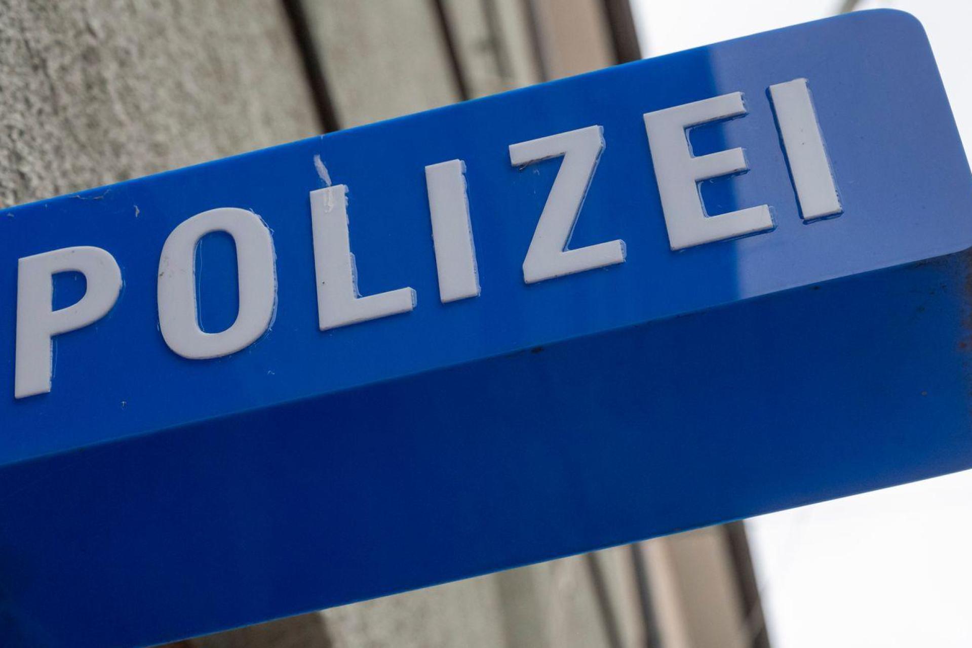 Am Adolf-Kolping-Platz in Schwandorf eskalierte ein Streit zwischen Jugendlichen. Eine 13-Jährige erlitt Verletzungen. Die Polizei sucht Zeugen. (Symbolbild: Peter Kneffel/dpa)