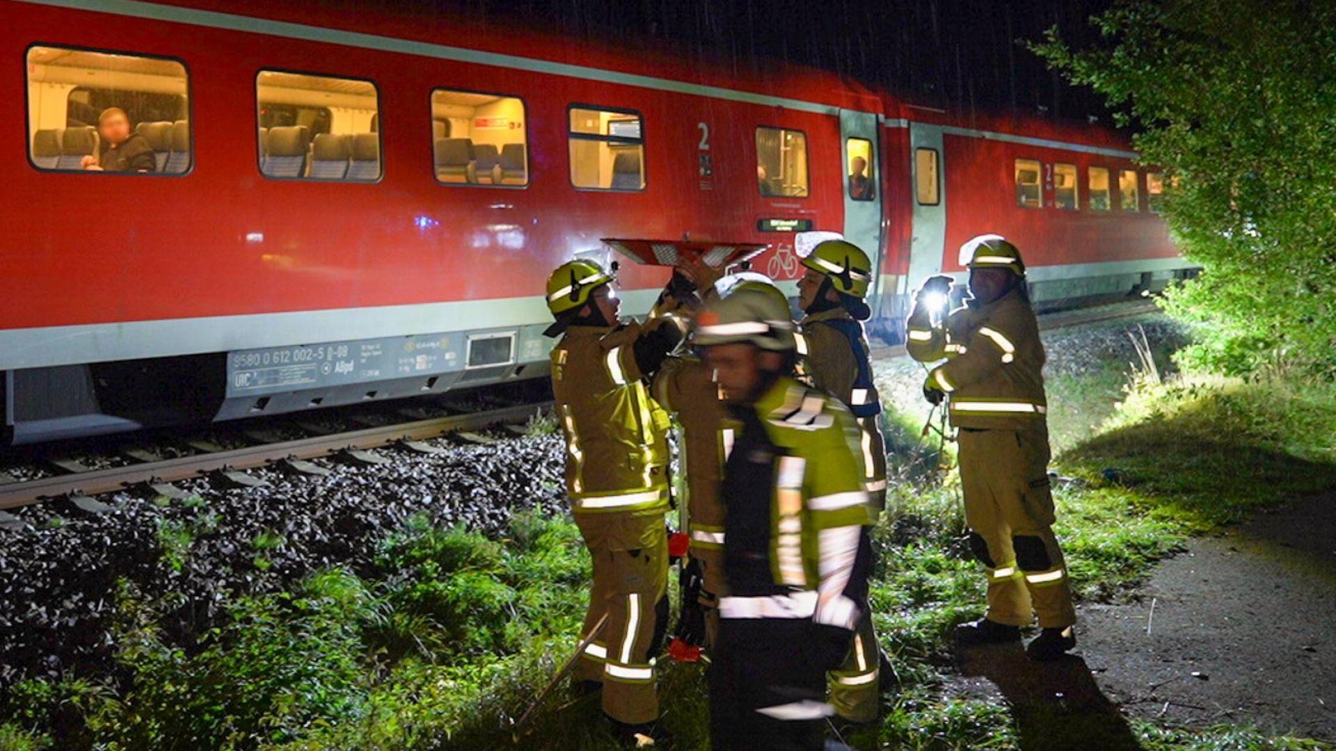 Der Regionalzug musste „notdürftig“ repariert werden.  (Bild: Malte Tiedemann/NEWS5/dpa)