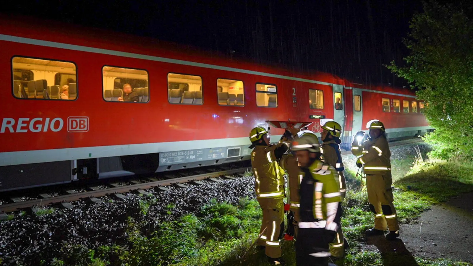 Der Regionalzug musste „notdürftig“ repariert werden.  (Bild: Malte Tiedemann/NEWS5/dpa)