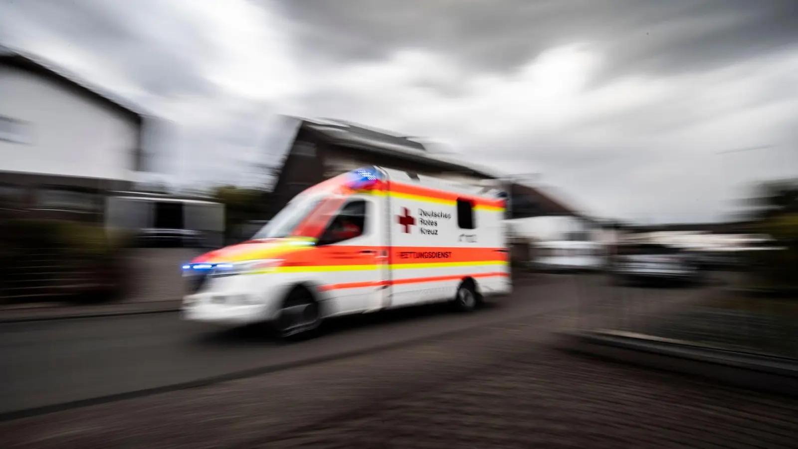 In Parsberg ist ein 16-Jähriger bei einem Unfall ums Leben gekommen. (Symbolbild: Boris Roessler/dpa)