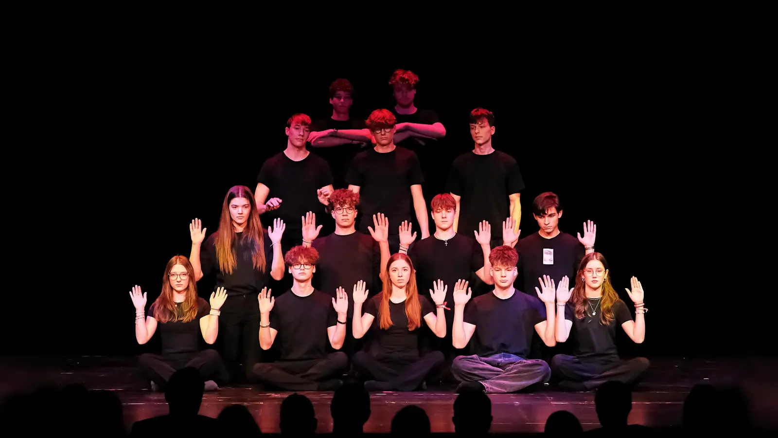 Beeindruckende Choreographie in dem Stück „Wann ist ein Mann ein Mann” der Theatergruppe „Die Oscars” am GMG. (Bild: Peter Ringeisen)