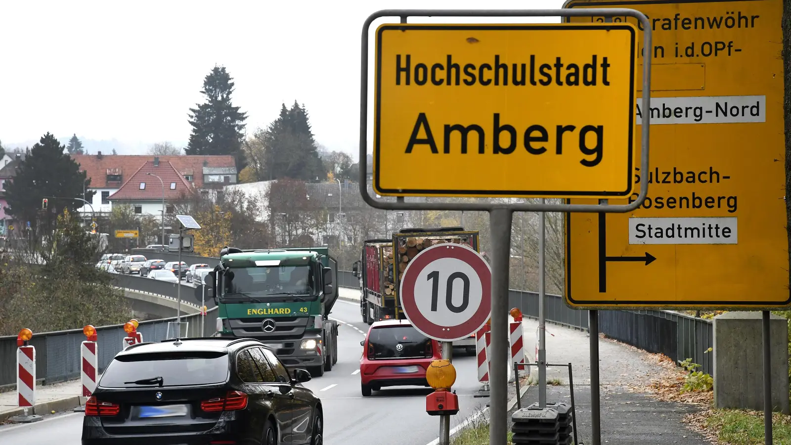 Wegen Instandsetzungsarbeiten wird die Erzbergbrücke in Amberg ab 14. August komplett gesperrt. (Archivbild: Petra Hartl)