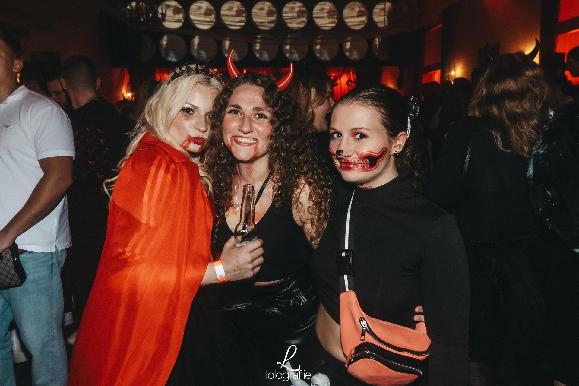 „Creepy Carneval” - das war das Motto der Halloween-Nacht im Casino. Und creepy waren auch viele der Partygäste mit ihren Verkleidungen. (Bild: Leonie Hartung)