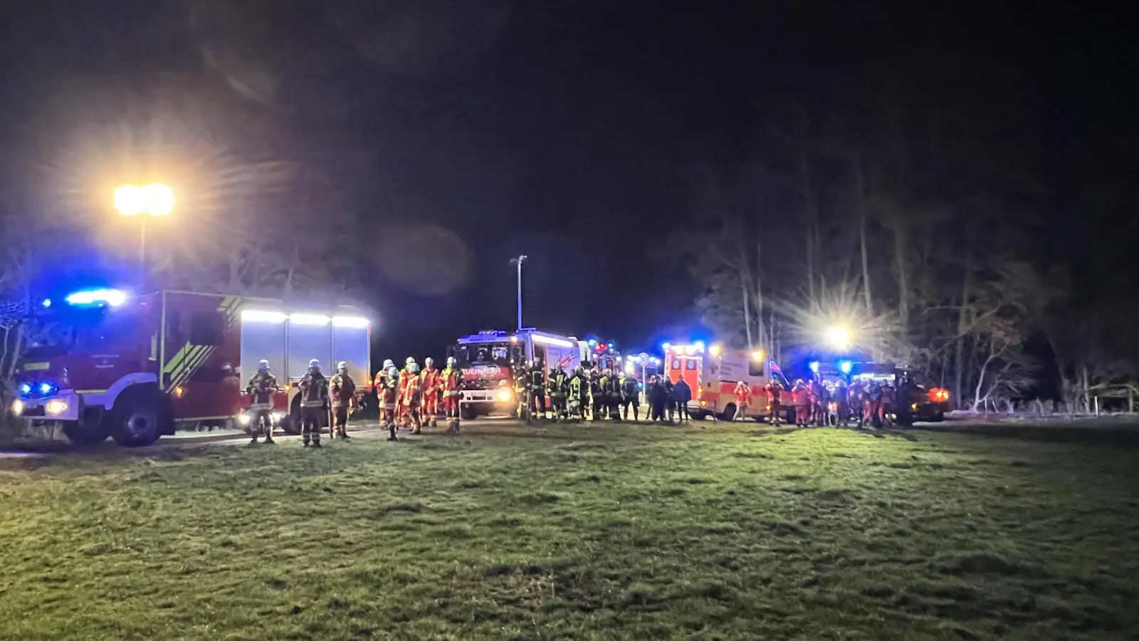 100 Einsatzkräfte eilen am Freitagabend, ausgelöst durch den Notruf einer Applewatch zum sogenannten Neuen Weiher bei Turesbach im Gemeindegebiet Bodenwöhr.  (Bild: Andreas Fuchs/exb)