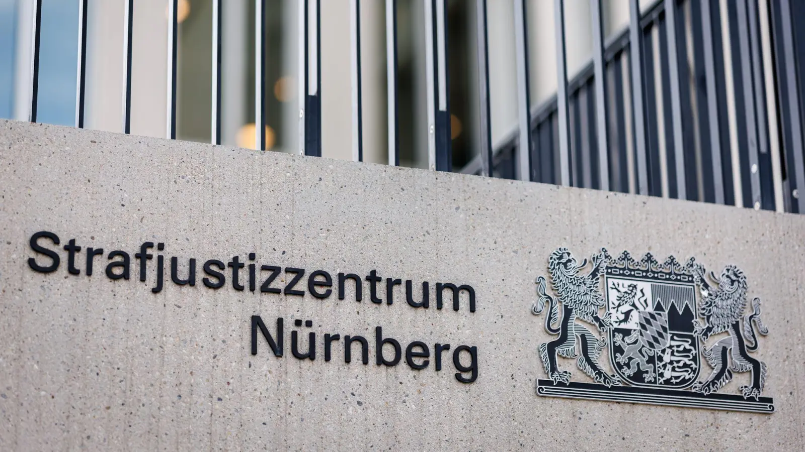 Ein 59-Jähriger weist vor Gericht die Vorwürfe des Kindesmissbrauchs und der Vergewaltigung zurück. (Symbolbild) (Bild: Daniel Karmann/dpa)