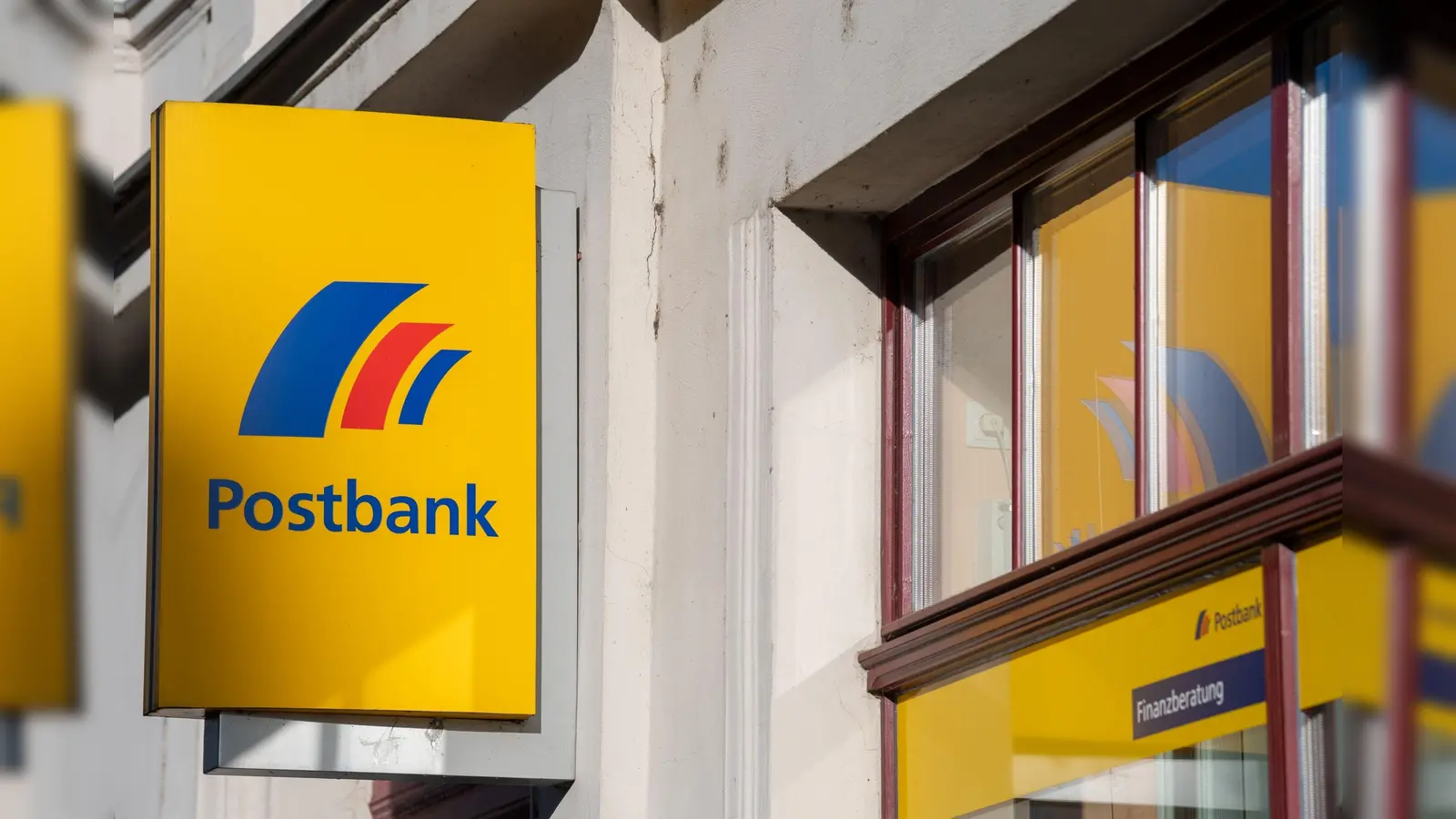 Bei der Postbank stehen Tarifverhandlungen an. Vorab ruft die Gewerkschaft Verdi in Bayern zu Warnstreiks auf. (Symbolbild: Monika Skolimowska)