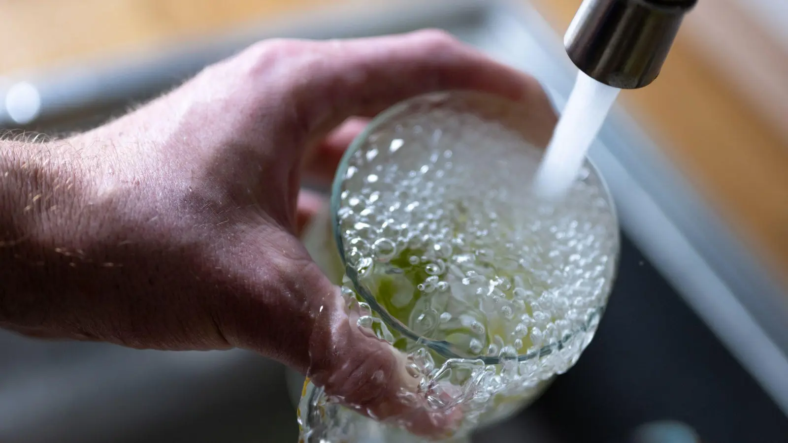 In Ursulapoppenricht kommt momentan kein Trinkwasser aus der Leitung: Hier hat es einen Wasserrohrbruch gegeben. (Symbolbild: Monika Skolimowska/dpa)