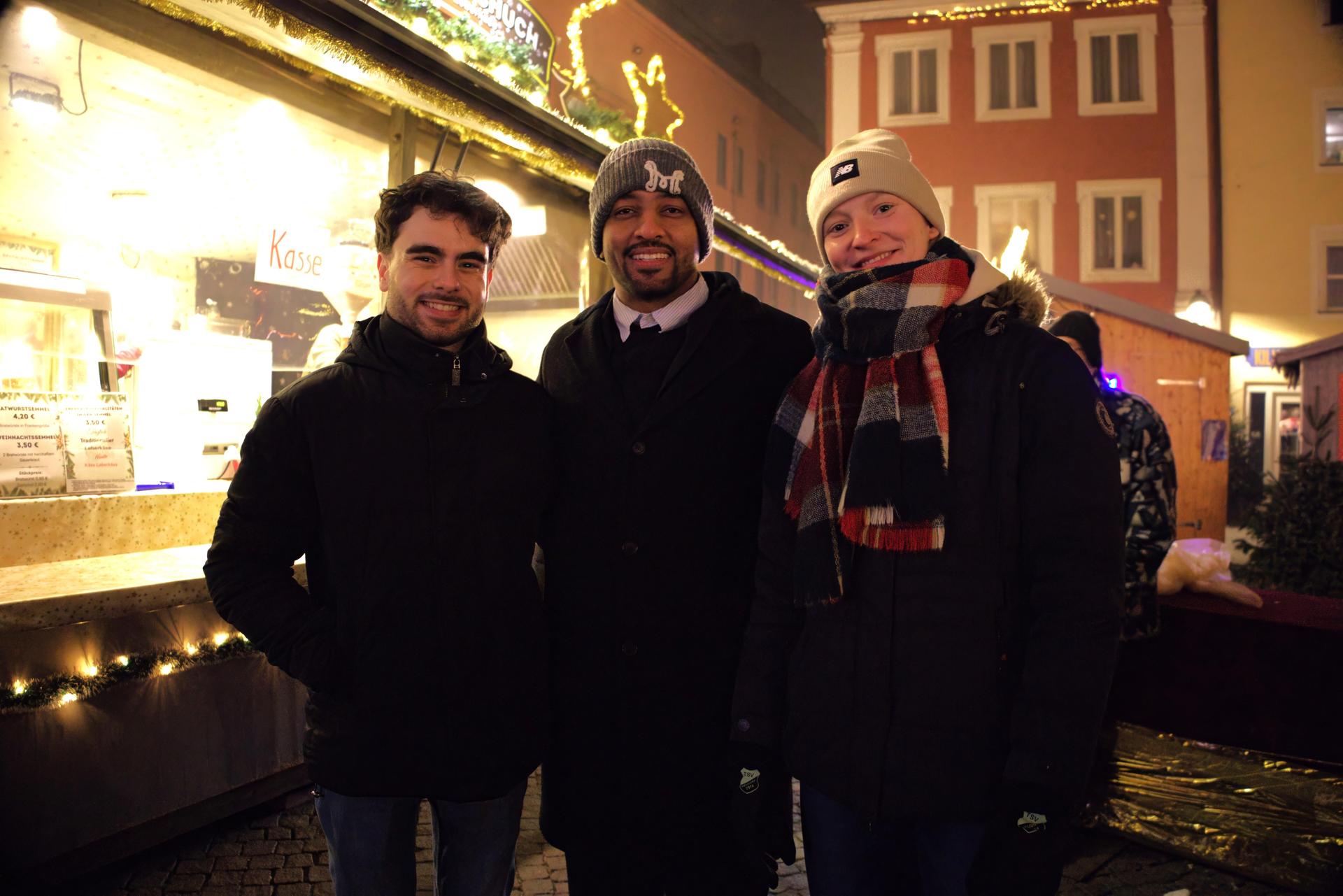 Karaoke auf dem Amberger Weihnachtsmarkt. Das sind die besten Bilder. (Bild: mni)