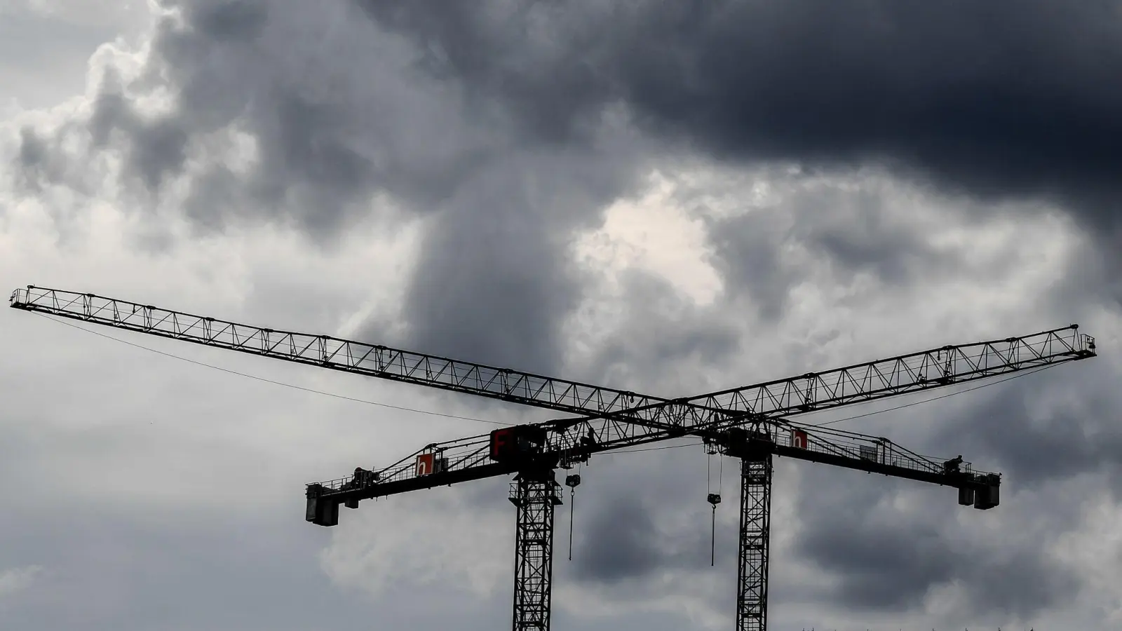 Weil ein Kran in der Marienstraße aufgebaut werden soll, müssen die Amberger mit Behinderungen rechnen. (Symbolbild: Britta Pedersen/dpa-Zentralbild/dpa)