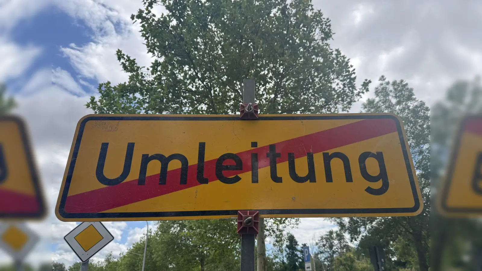 Weil Straßen in Sulzbach-Rosenberg gesperrt werden, gibt es für die Buslinie 421 Ersatzhaltestellen.  (Symbolbild: Heike Unger)