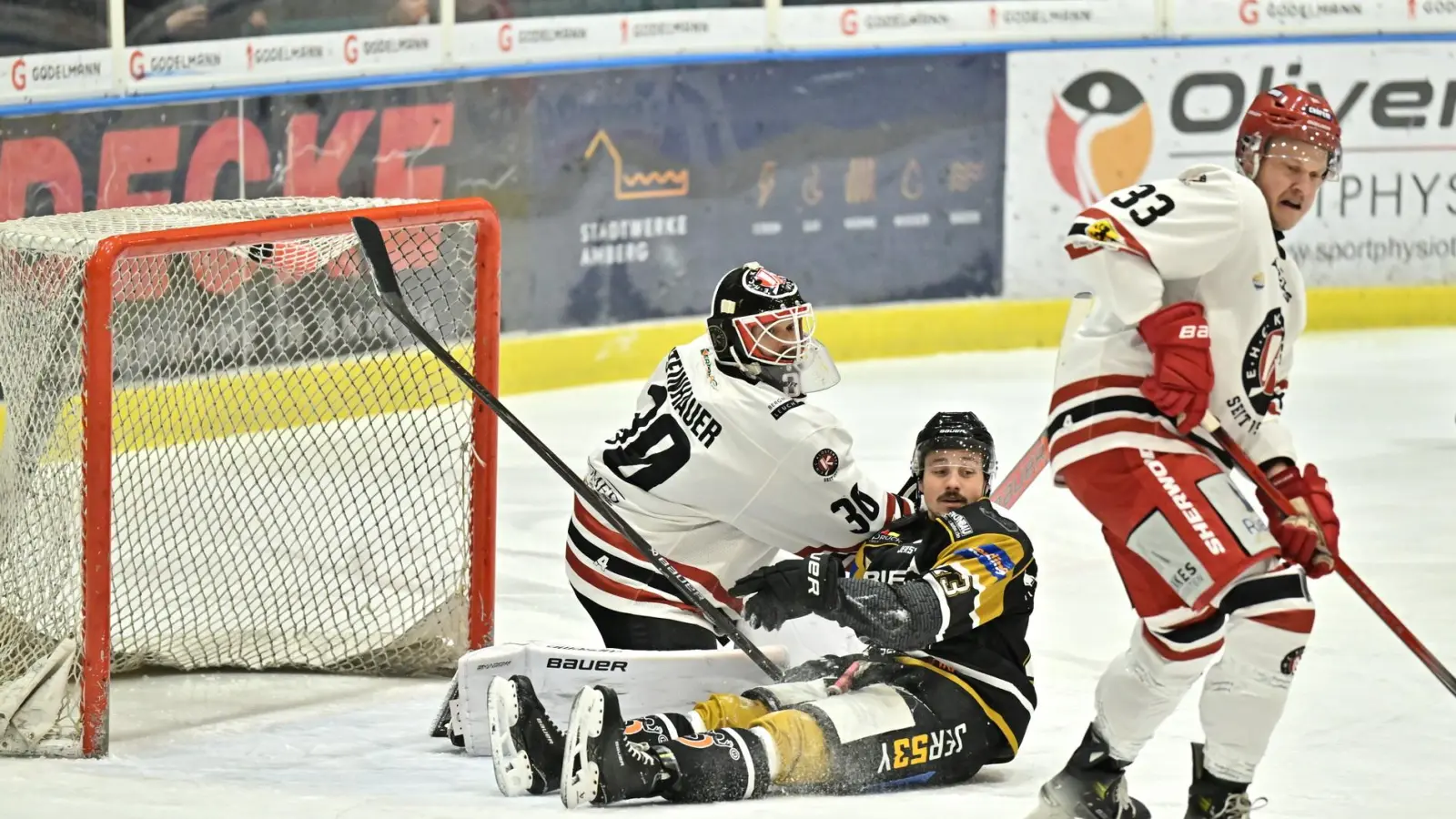 Nolan Gardiner (Mitte) und die Cracks des ERSC Amberg wurden mit zwei Niederlagen am Wochenende auf den Boden der Tatsachen geholt.  (Bild: Hubert Ziegler)