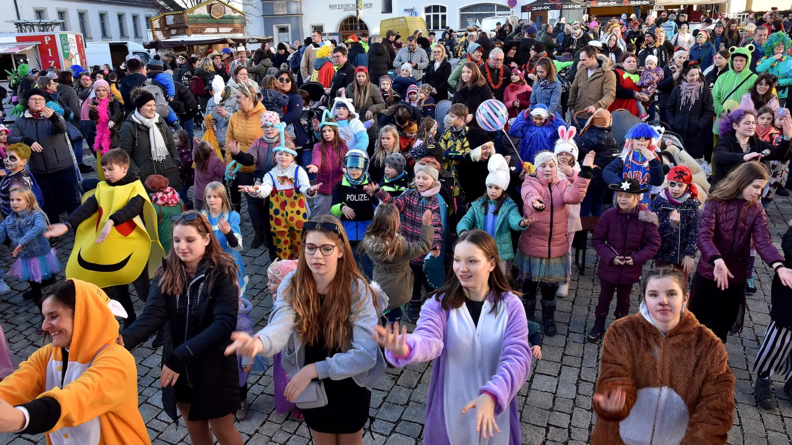 So sieht es aus, wenn in Sulzbach-Rosenberg eine Rosenmontagsparty am Luitpoldplatz gefeiert wird. Am Montag, 3. März, ist die Durchfahrt für den Verkehr gesperrt. (Archivbild: Stephan Huber)